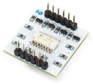 Ein Mikrocontroller-Modul mit mehreren Pins und Widerständen auf einer weißen Platine. Hauptmerkmal ist der zentrale Chip.