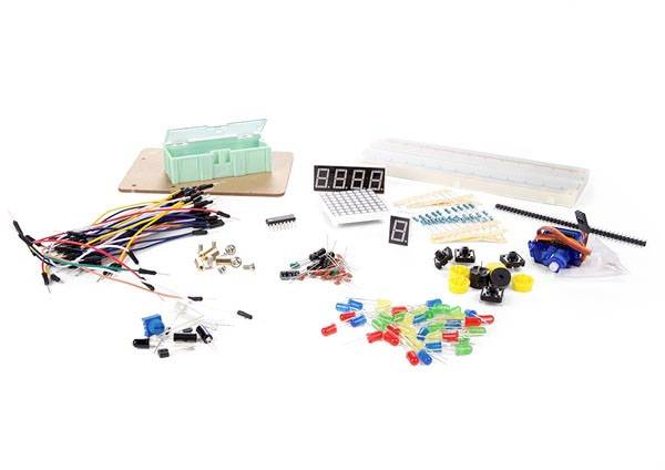 Elektronik-Bausatz bestehend aus LEDs, Kabeln, Widerständen, Steckplatine, Schaltern, Digitalanzeige und weiteren Kleinteilen.