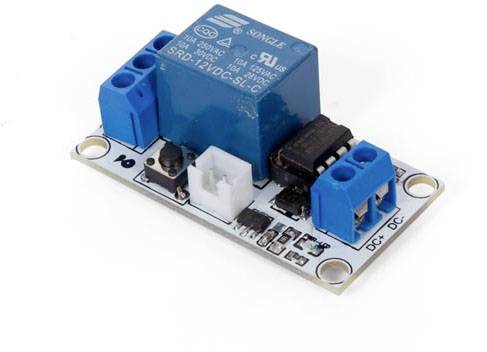 Ein elektrisches Relaismodul mit blauer Komponente und Anschlussklemmen auf einer Platine. Erlaubt Steuerung von Stromkreisen.