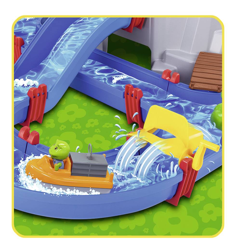 Spielzeugbahn aus blauem Kunststoff mit Wasser, einem grünen Frosch in einem orangefarbenen Boot und einer gelben Schleuse.