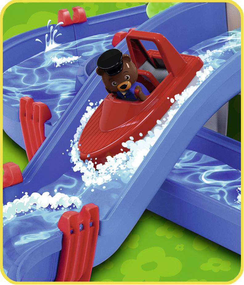 Ein Spielzeugbär fährt in einem roten Boot auf blauen Wasserrutschen. Wasser spritzt auf, während er die Abfahrt hinunterrutscht.