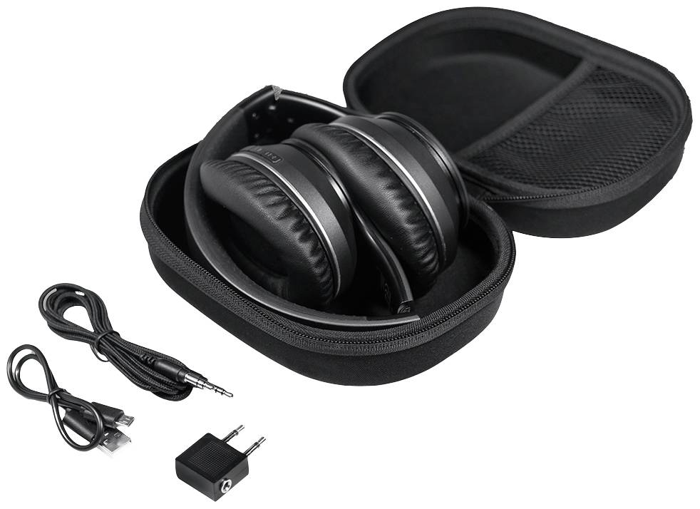 Ein schwarzer Kopfhörer liegt in einer offenen Schutztasche. Daneben sind ein USB-Kabel, ein Audiokabel und ein Netzadapter zu sehen.