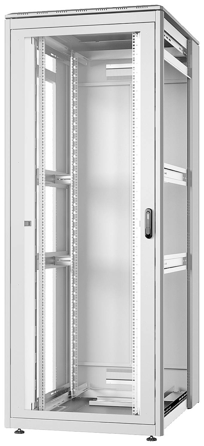Ein weißer, leerer Server-Rack-Schrank aus Metall, stehend, mit Glasschiebetür und seitlichen Belüftungsgittern.