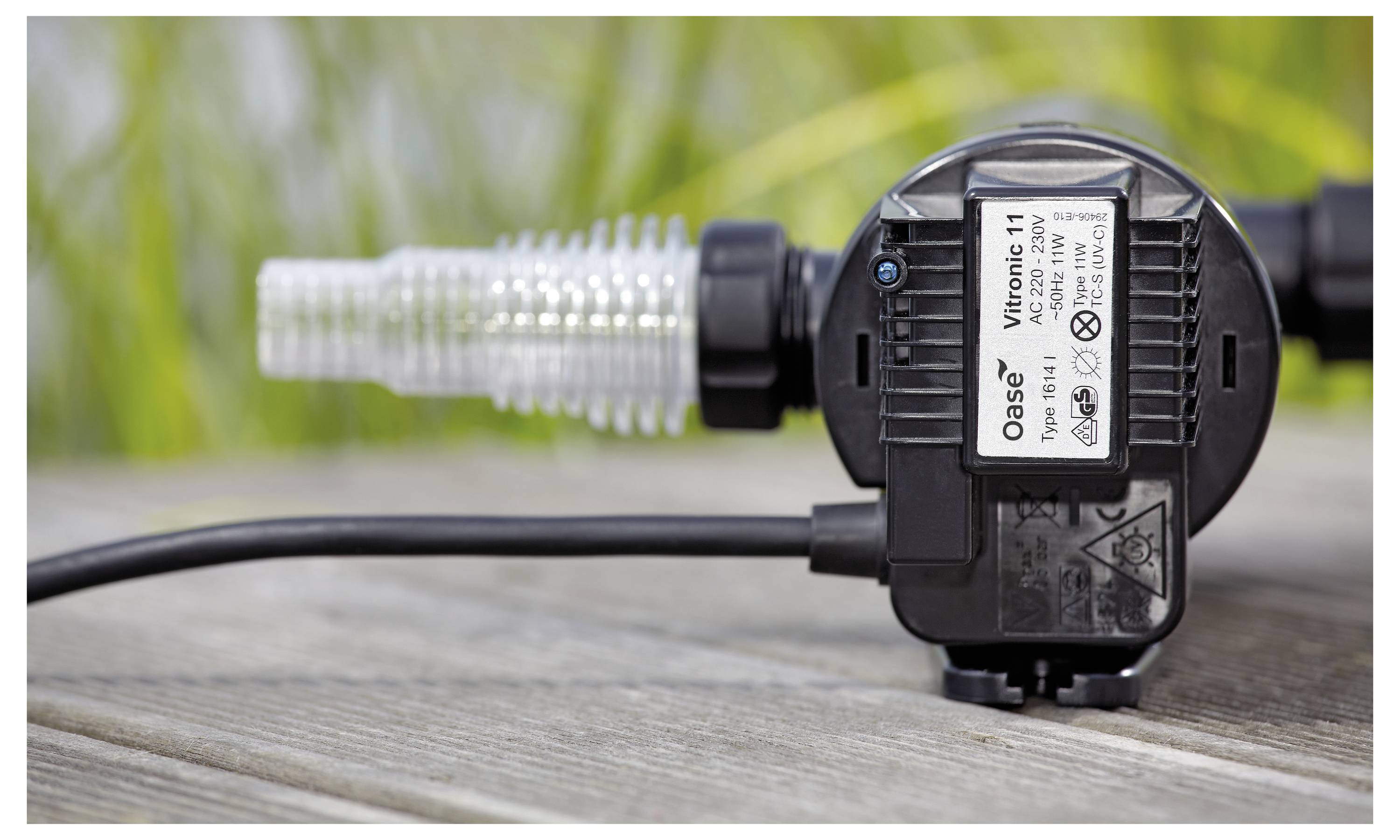 Eine kleine, schwarze Wasserpumpe mit der Aufschrift „Oase Vitronic 11