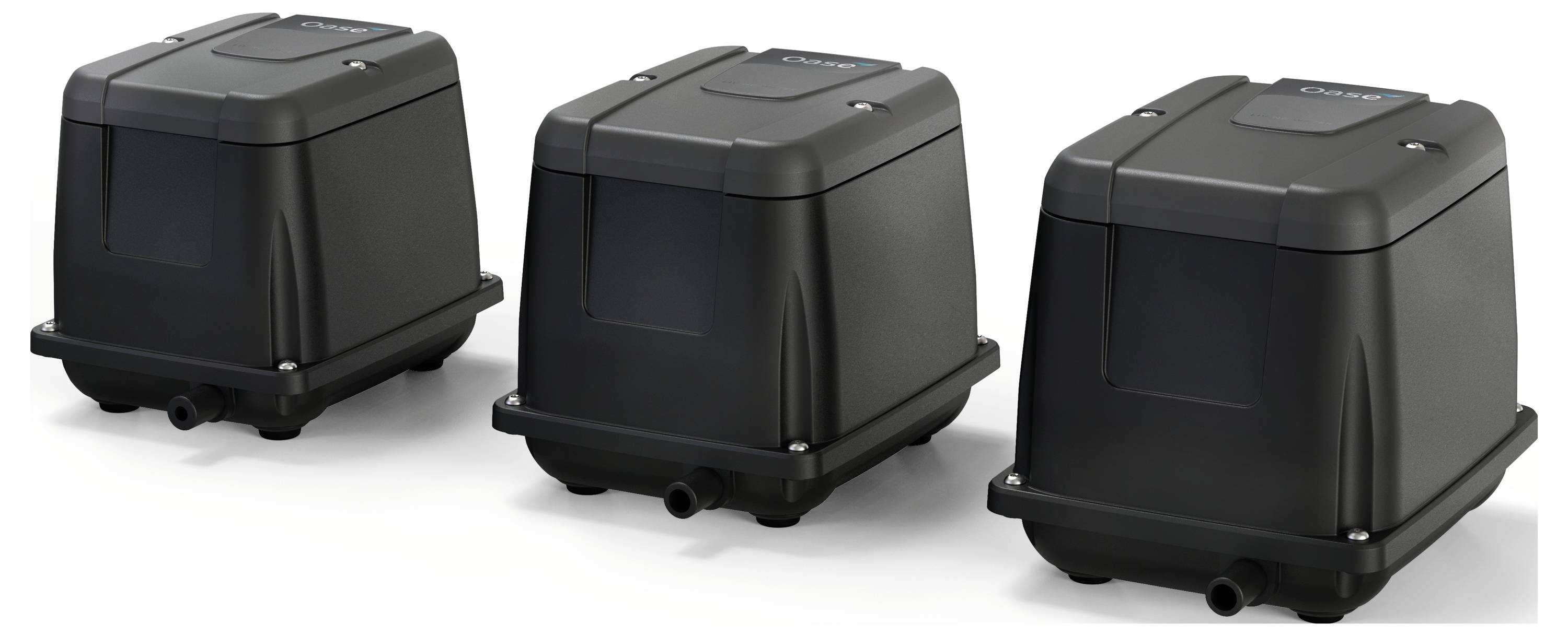 Drei schwarze Luftpumpeneinheiten sind auf einem weißen Hintergrund in einer Reihe aufgestellt. Jede hat eine rechteckige Form mit einer flachen Oberseite und seitlichen Öffnungen.