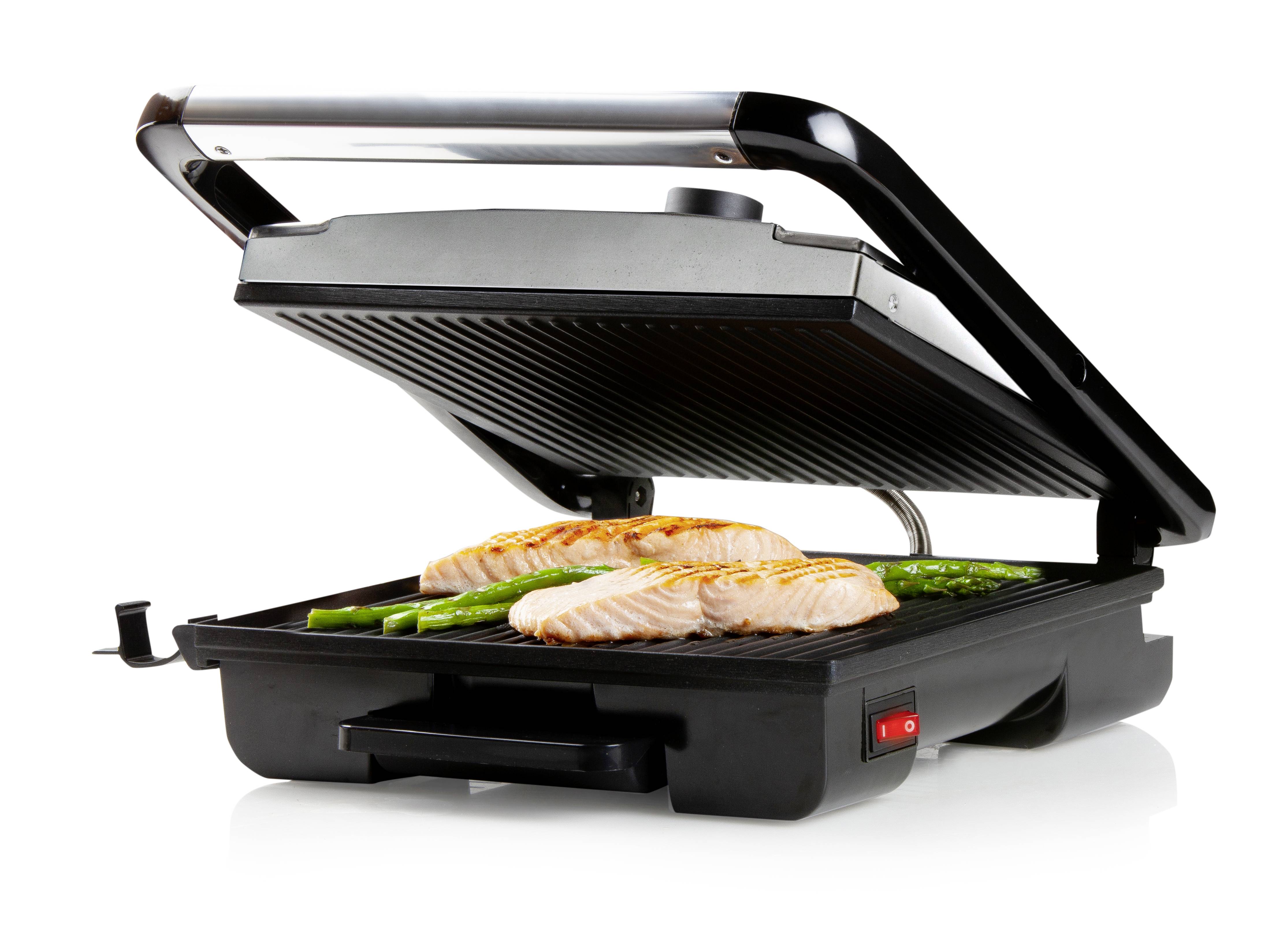 Ein elektrischer Kontaktgrill mit geöffnetem Deckel, auf dem zwei Lachsfilets und einige Spargelstangen gegrillt werden.