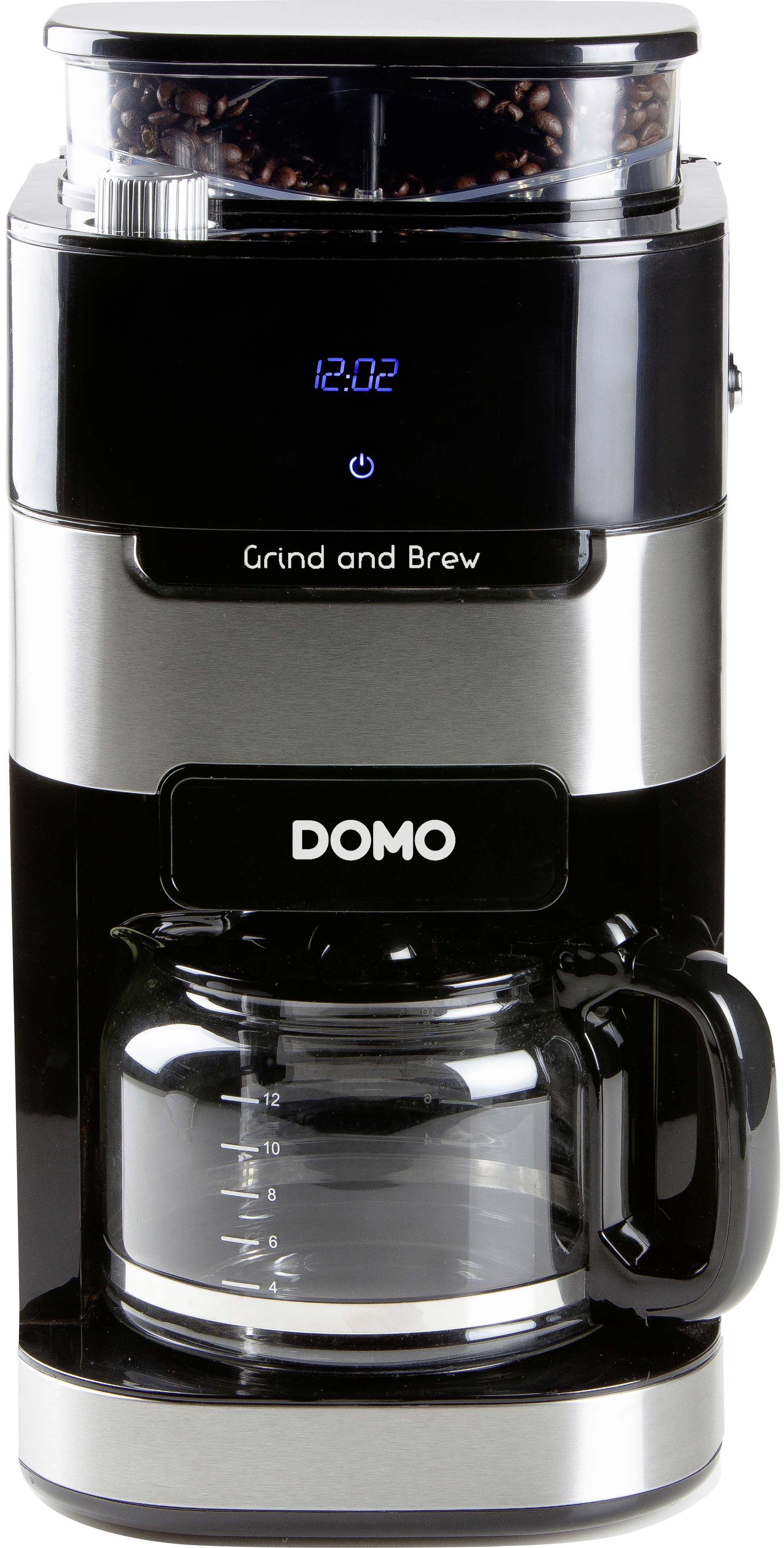 Eine Kaffeemaschine mit integriertem Mahlwerk. Oben sind Kaffeebohnen sichtbar, das Display zeigt '12:02'. Marke: DOMO.
