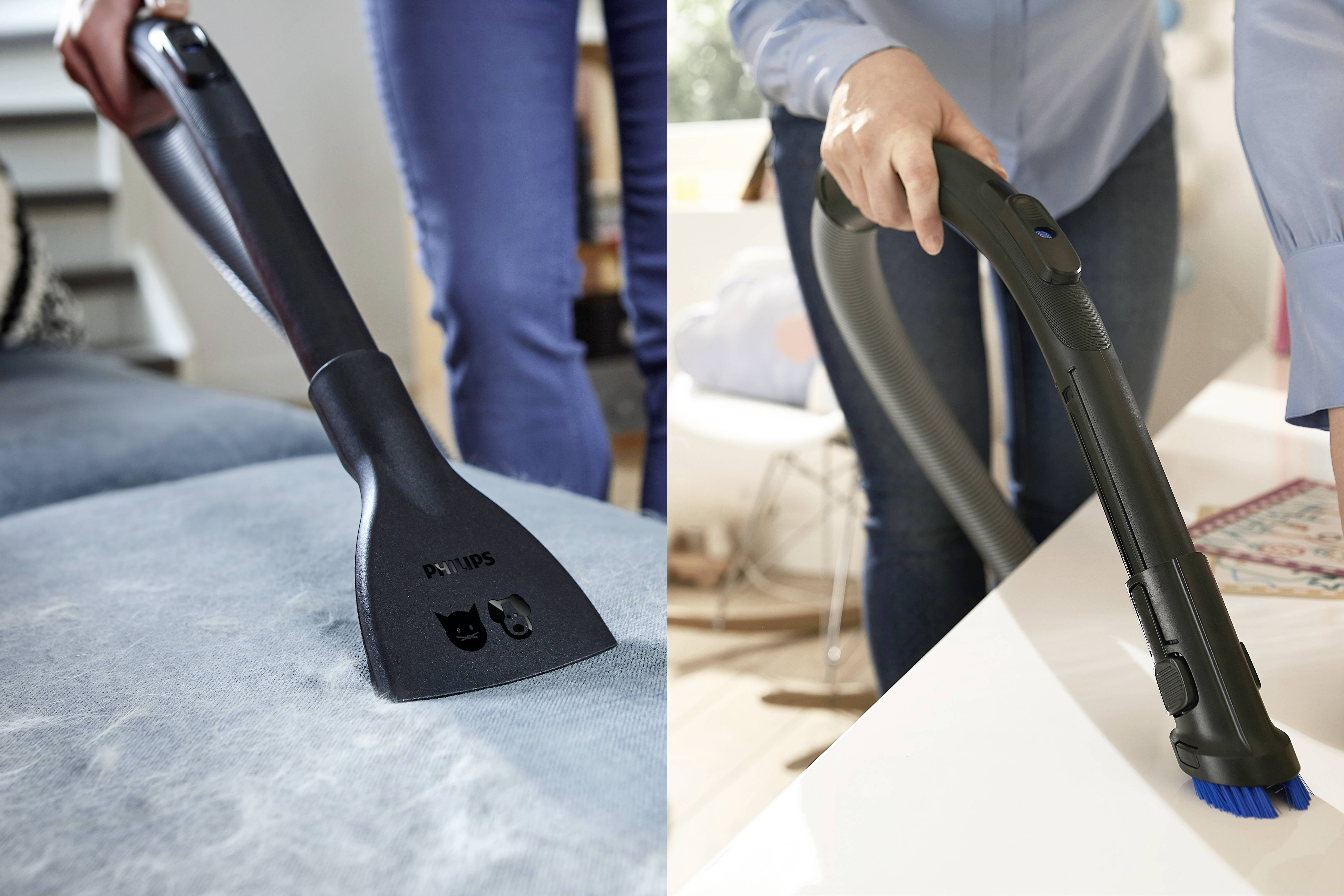 Zwei Bilder zeigen Staubsauger bei der Reinigung: links ein Sofa, rechts eine Tischoberfläche. Personen bedienen die Geräte.