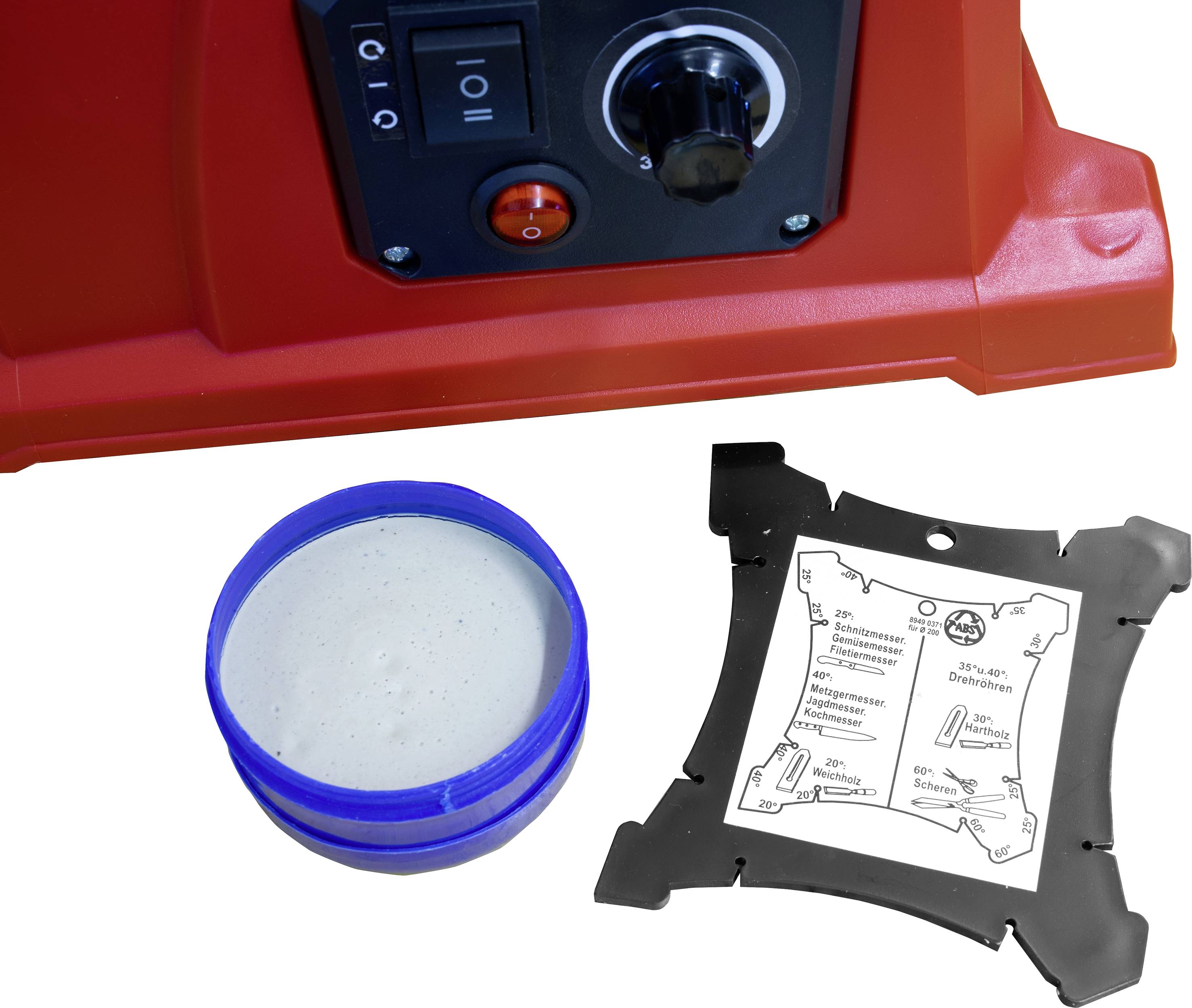 Eine rote Maschine mit Schaltern und Knöpfen, daneben eine Dose mit grauer Paste und ein quadratisches Diagramm mit Anweisungen.