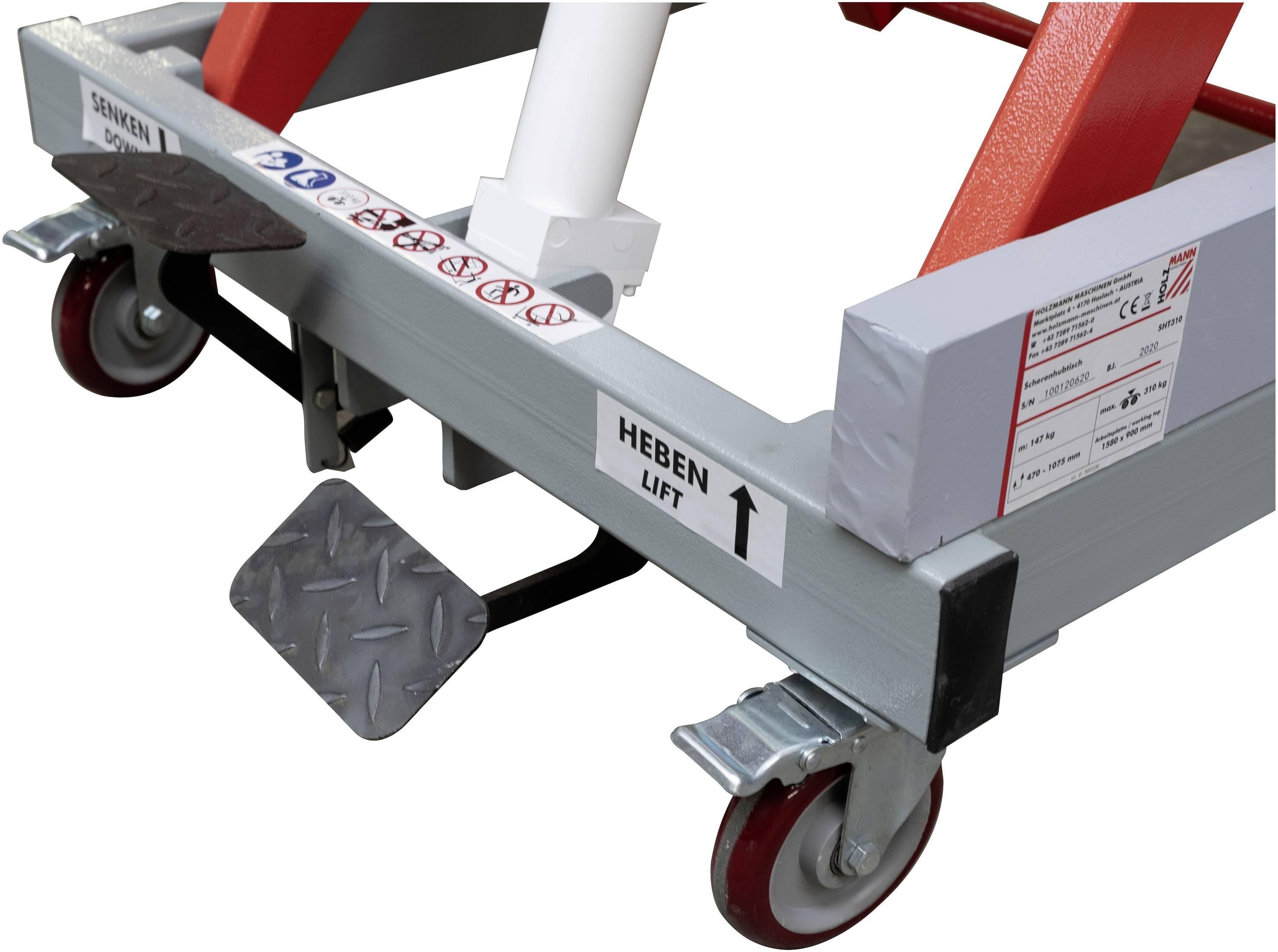 Vier Räder eines Hebewagens mit Sicherheitshinweisen und einem Pedal für das Anheben mit der Aufschrift 'HEBEN LIFT'.