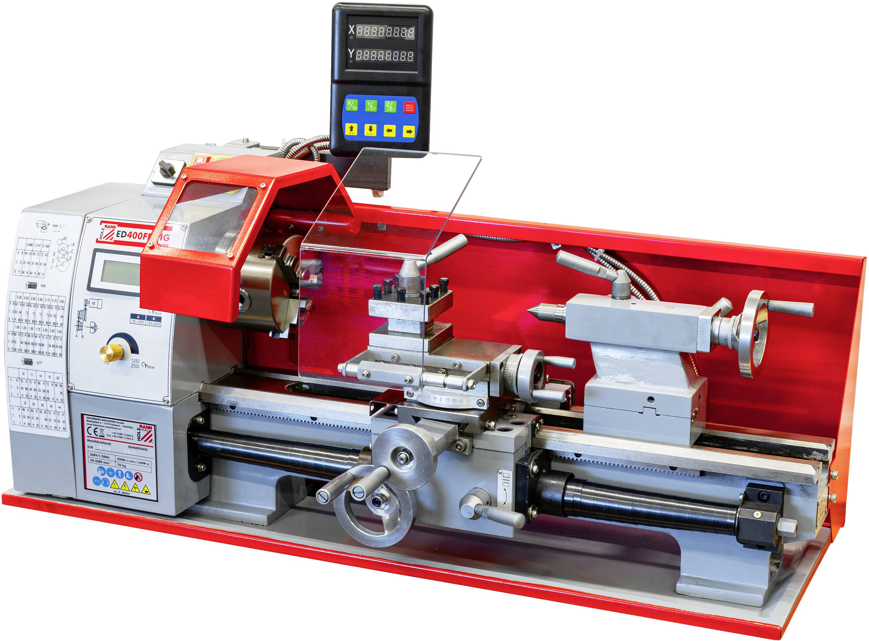 Drehmaschine mit digitaler Anzeige, roter Schutzabdeckung und Bedienfeld. Verwendet für präzise Metallbearbeitung.