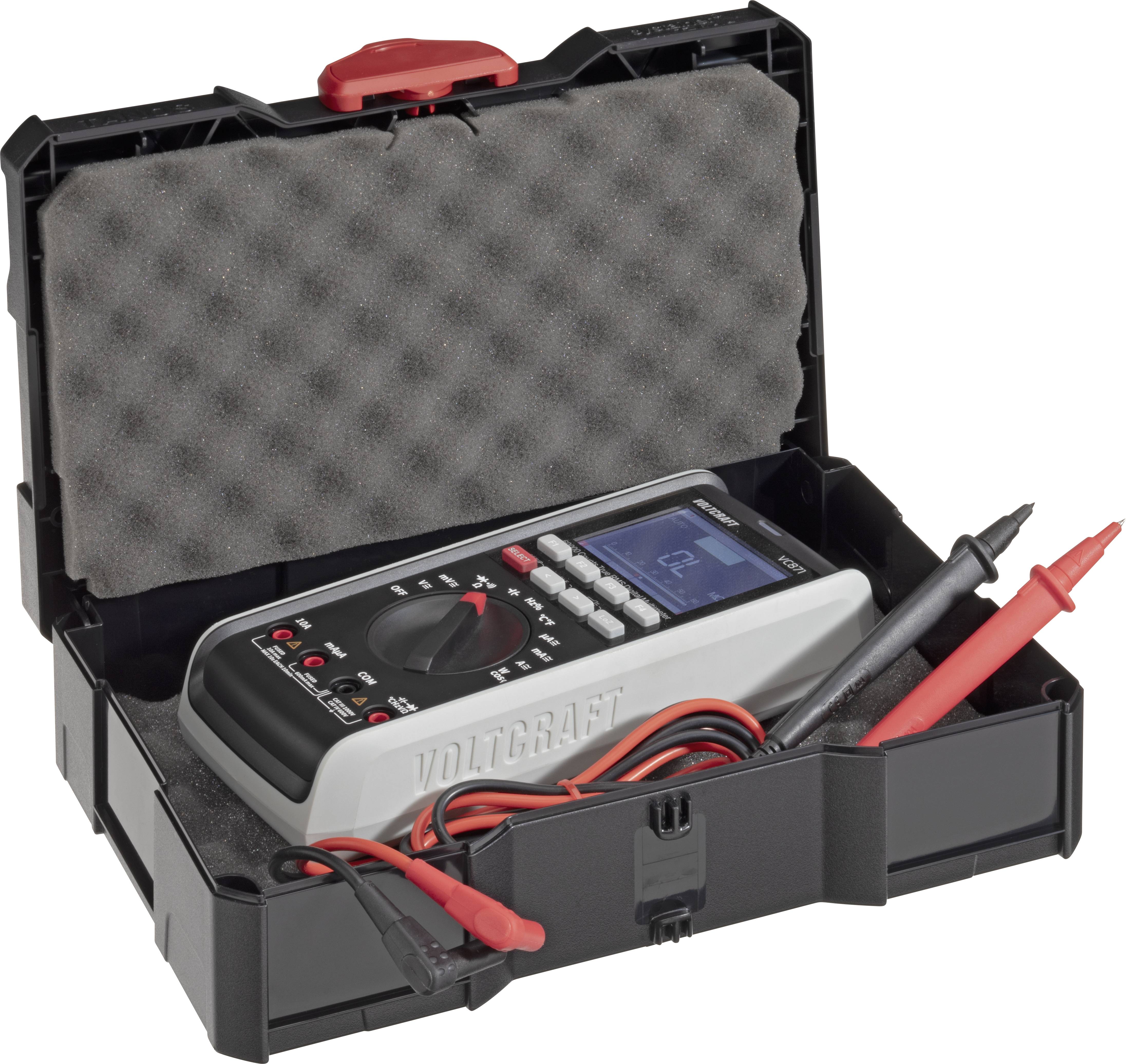 Ein digitales Multimeter in einem schwarzen Koffer, geöffnet. Es hat rote und schwarze Messleitungen und ein Display zur Anzeige von Messwerten.