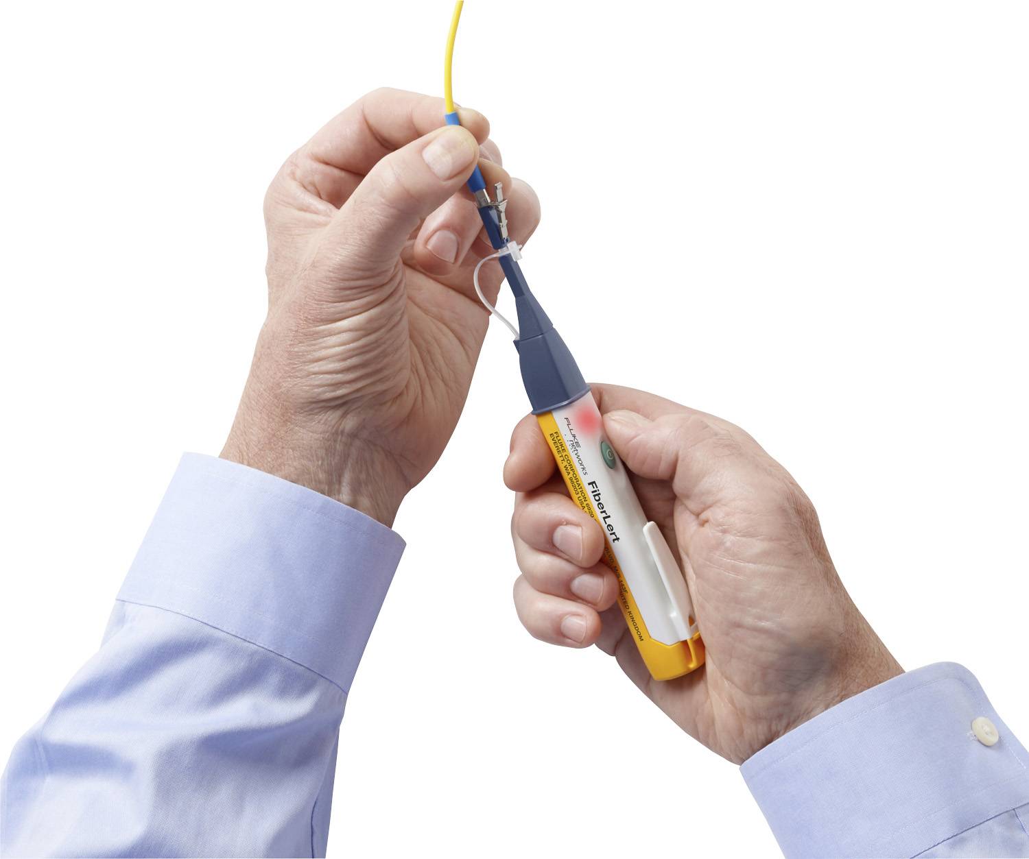 Eine Person hält einen Kabeltester, um ein Netzwerkkabel zu prüfen, beide Hände sichtbar, Fokus auf den Verbindungsprozess.