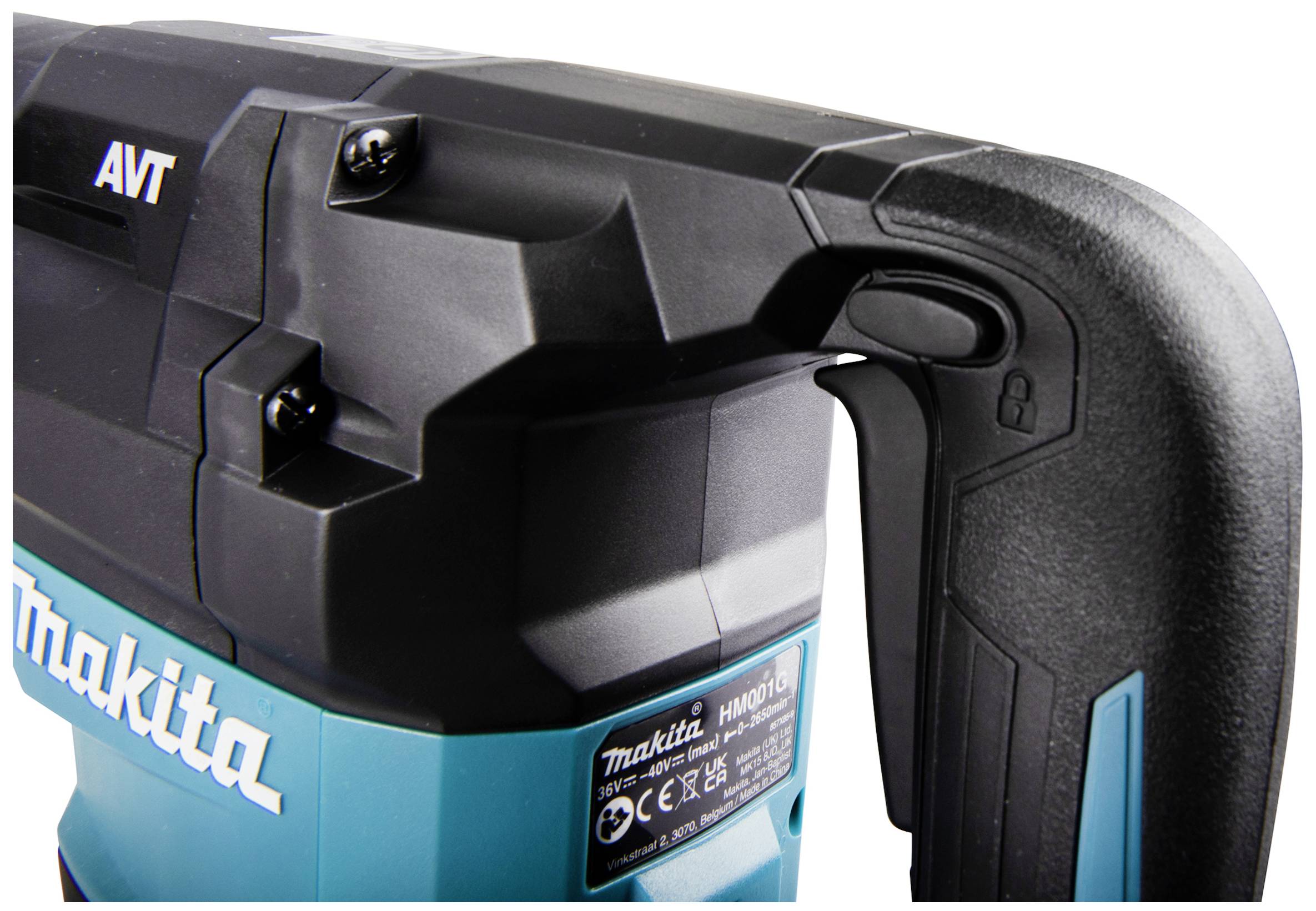 Nahaufnahme eines blauen und schwarzen Makita Hammers mit ergonomischem Griff und sichtbaren Markierungen zur Modellnummer und Bedienung.