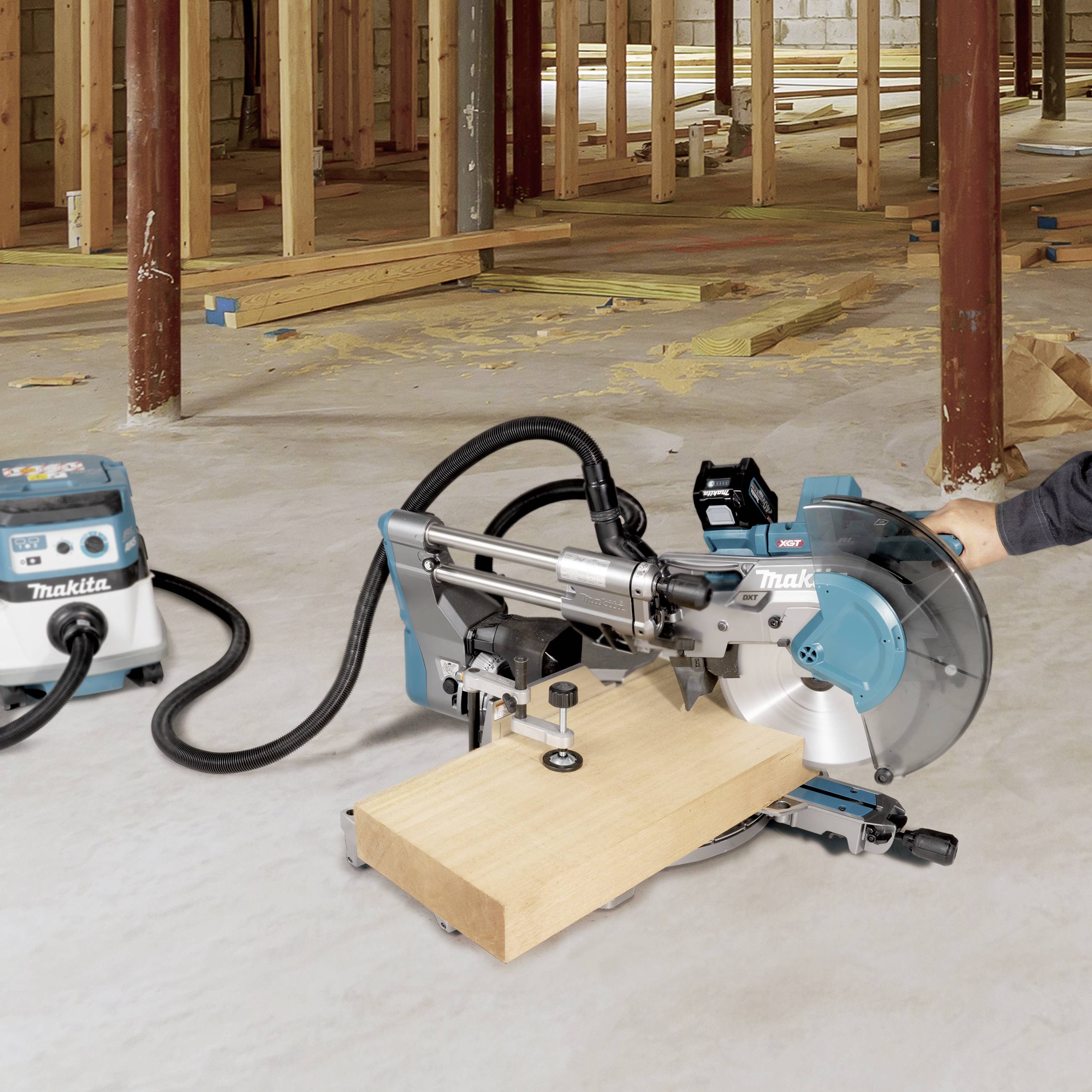 Makita Akku-Kapp- und Gehrungssäge bürstenlos 305mm 30mm