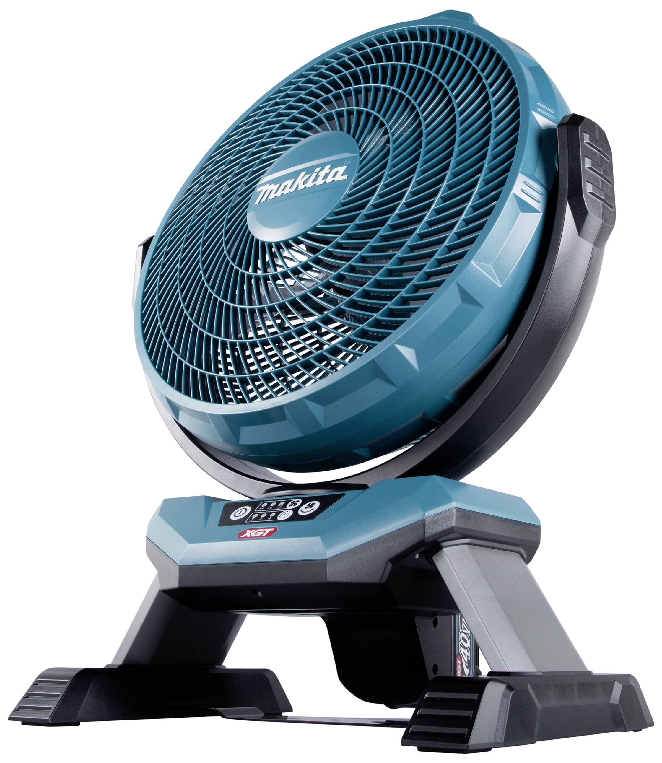 Ein blauer, batteriebetriebener Standventilator der Marke 'Makita', auf einem stabilen Standfuß, mit Bedienelementen an der Vorderseite.