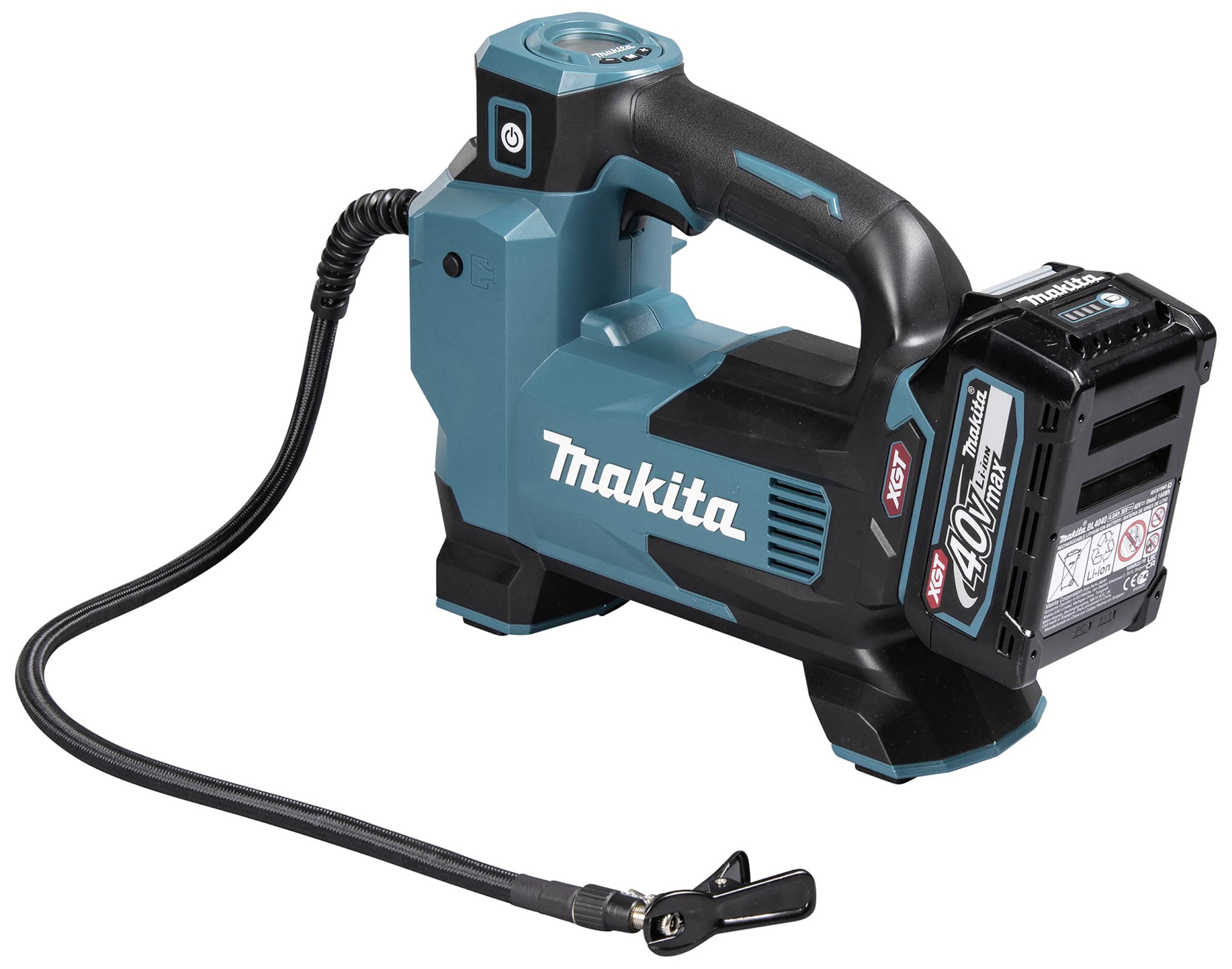 Ein tragbarer, kabelloser Akku-Kompressor mit Makita-Logo, geeignet zum Aufpumpen von Reifen oder Sportartikeln, mit einem angeschlossenen Schlauch.