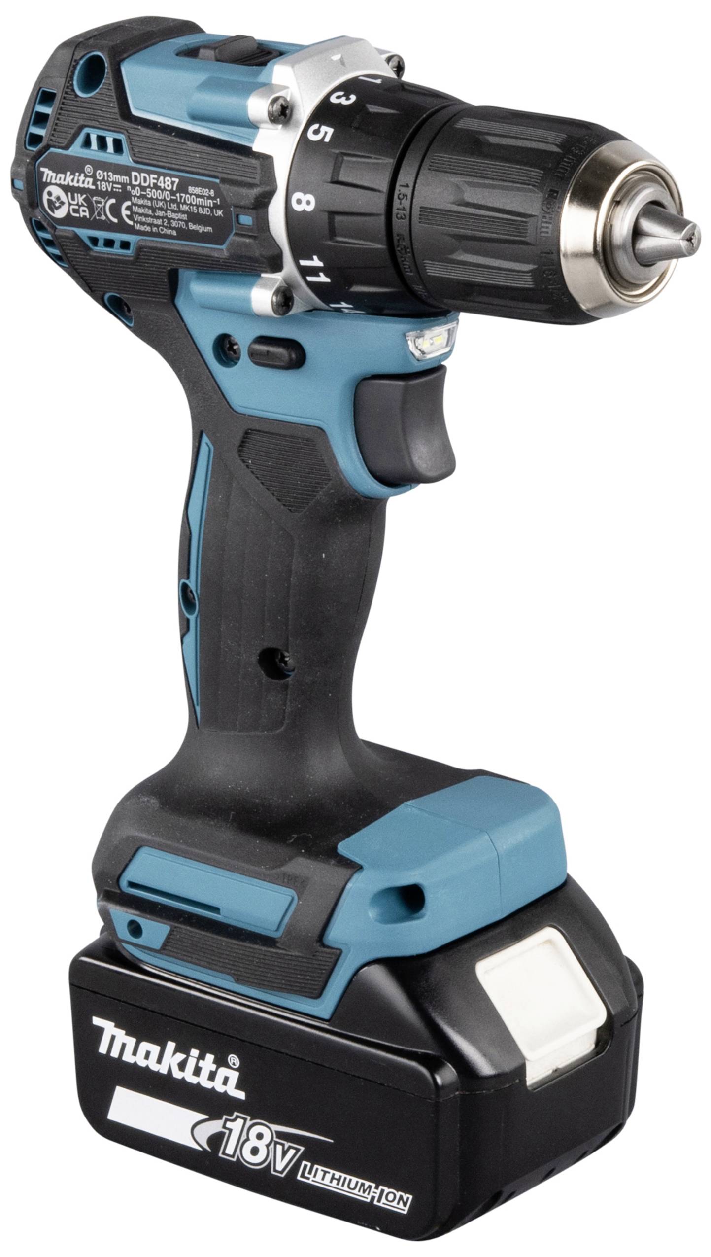 Ein blauer und schwarzer Akkuschrauber von Makita mit 18V-Lithium-Ionen-Akku, freistehend in einer Aufnahme von schräg oben.