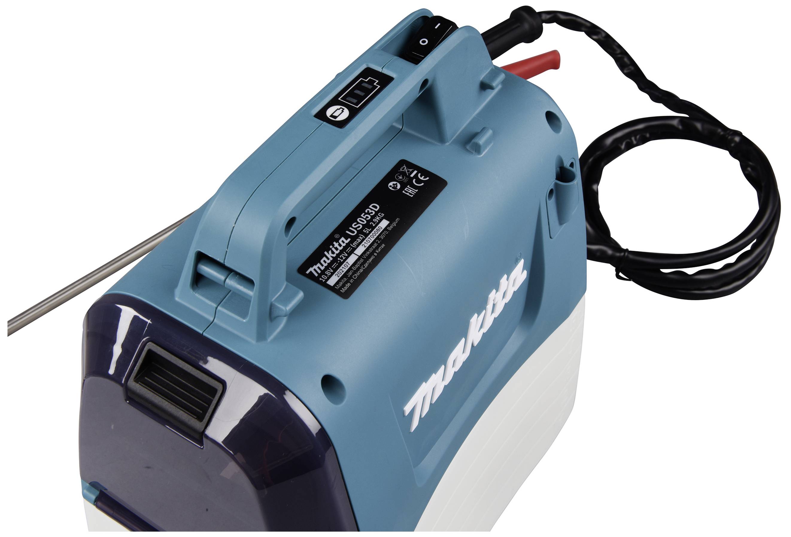 Ein blaues, tragbares Elektrogerät mit Makita-Logo. Es hat einen Griff und ist für den einfachen Transport konzipiert.