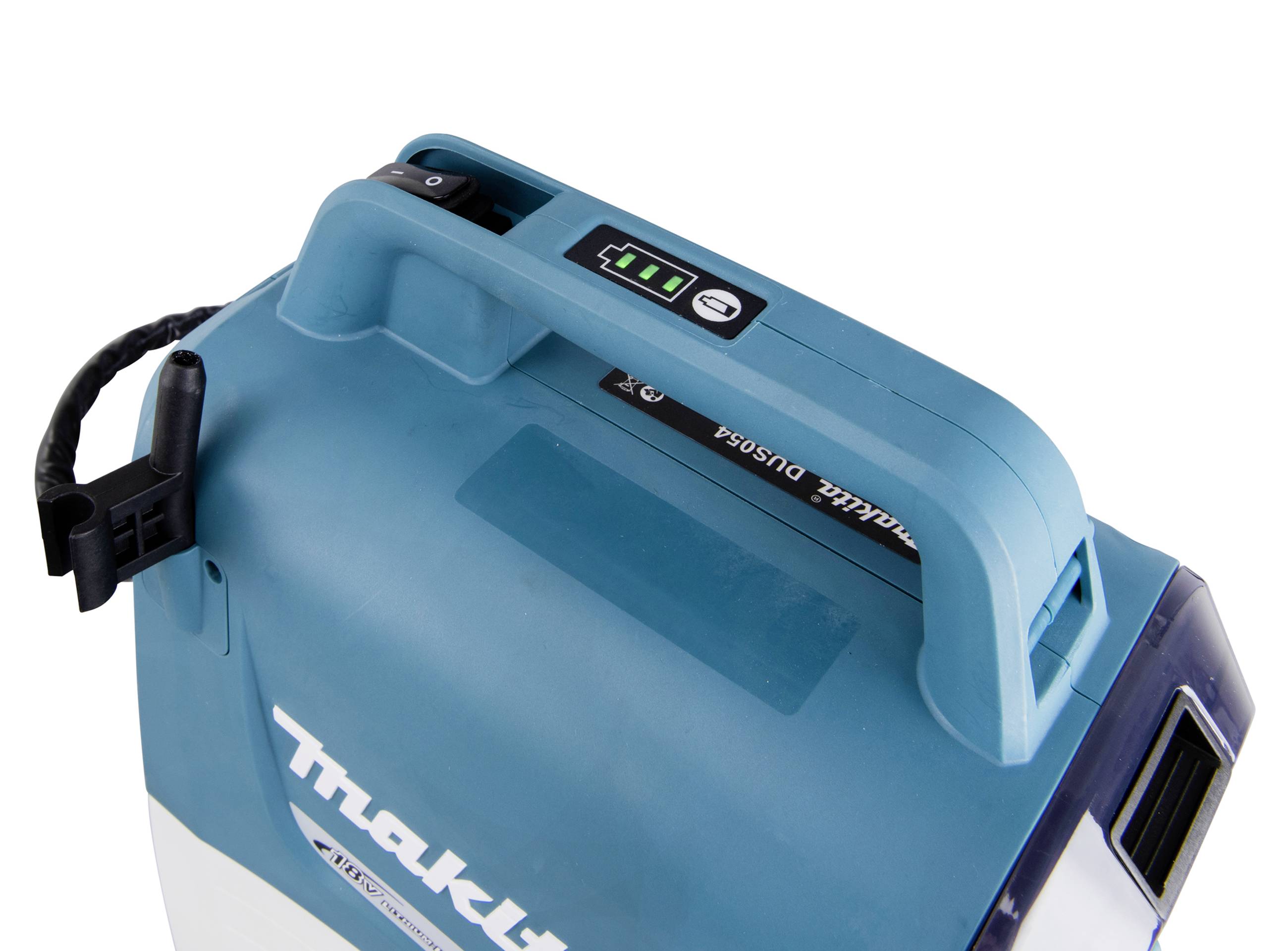 Ein industrieller Staubsauger mit blauer Oberfläche, Tragegriff und digitaler Anzeige. Markierung zeigt 'Makita LXT'.