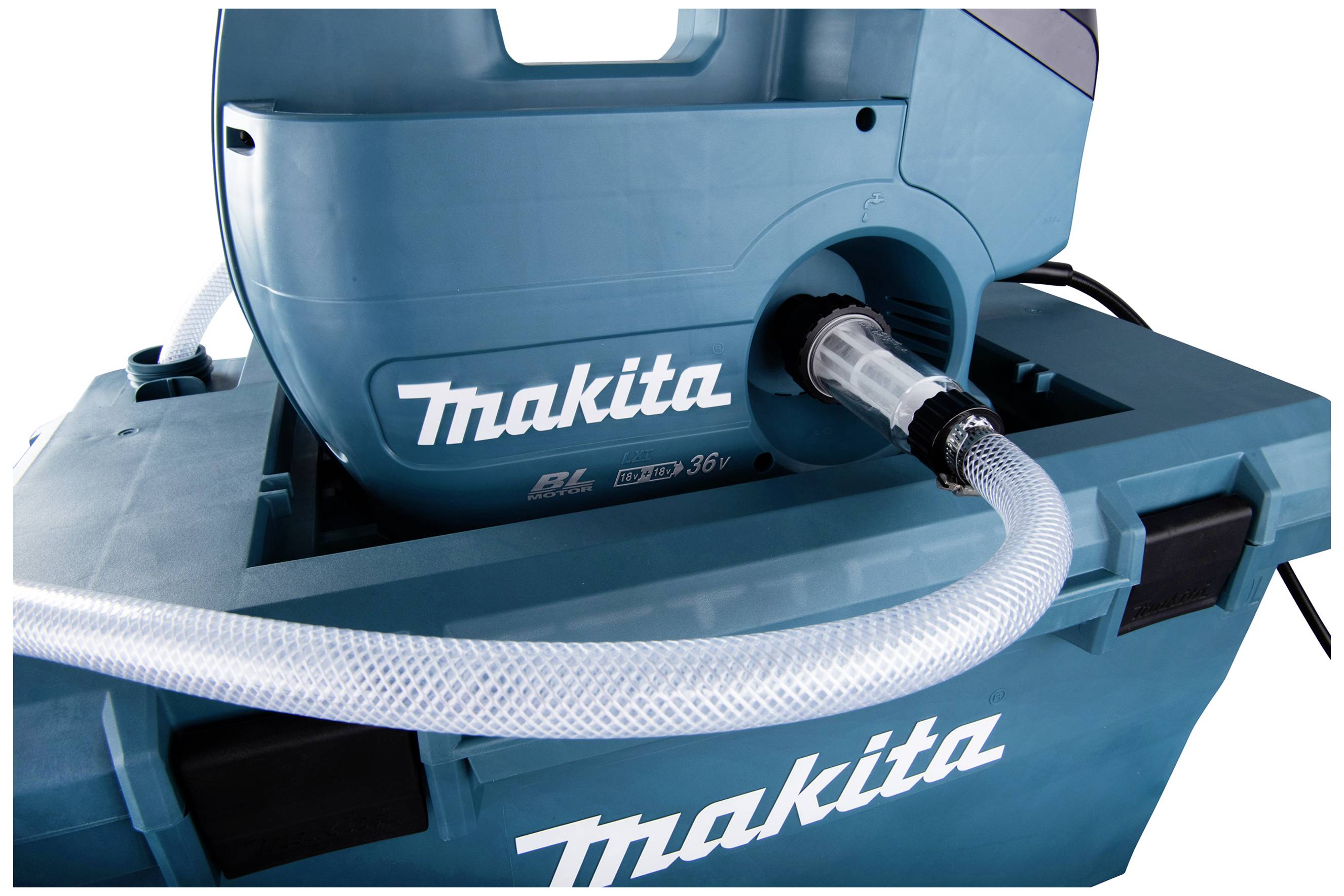 Ein blauer Staubsauger mit dem Logo 'Makita' ist an einen Behälter angeschlossen. Ein transparenter Schlauch verbindet die Geräte.