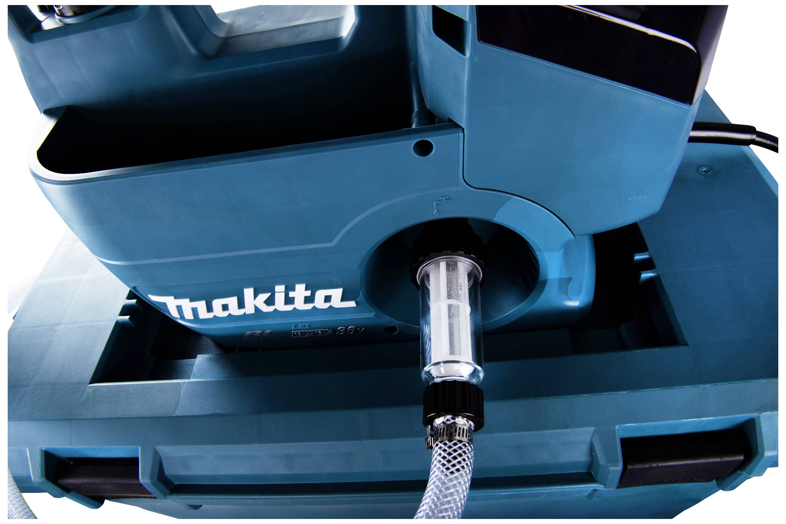 Ein blauer Makita-Staubentferner mit Schlauchanschluss. Der Markenname 'Makita' ist deutlich sichtbar.