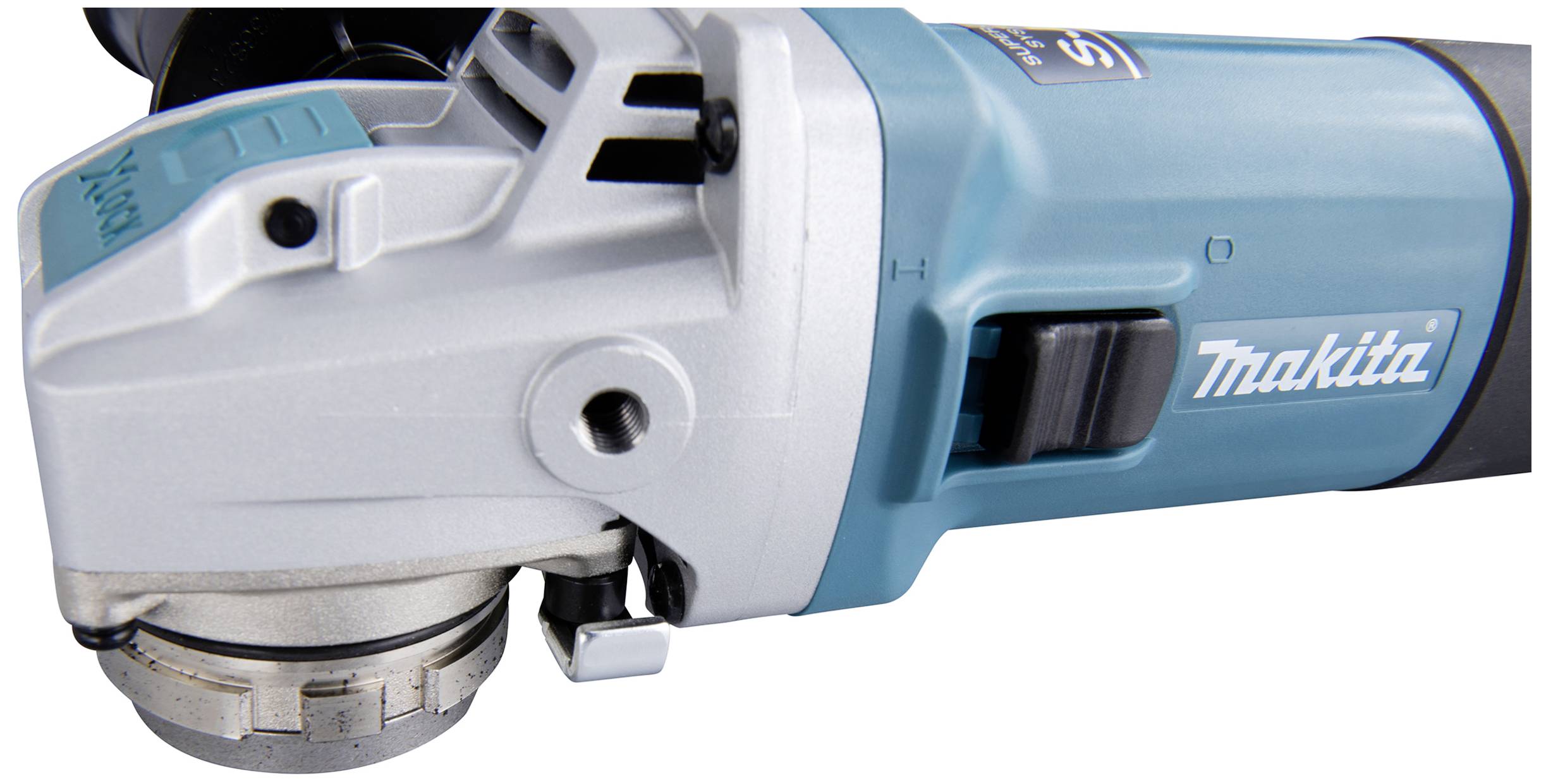 Ein blauer Makita-Winkelschleifer, Nahaufnahme des Geräts mit seitlichem Griff und Entriegelungsschalter.