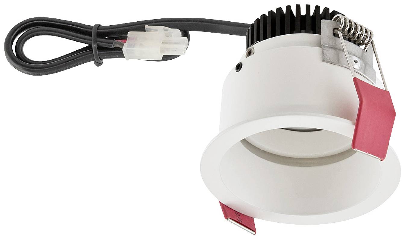 Ein weißer LED-Einbaustrahler mit rundem Gehäuse und schwarzem Kühlkörper, Verbindungskabel und rotem Befestigungsclip.