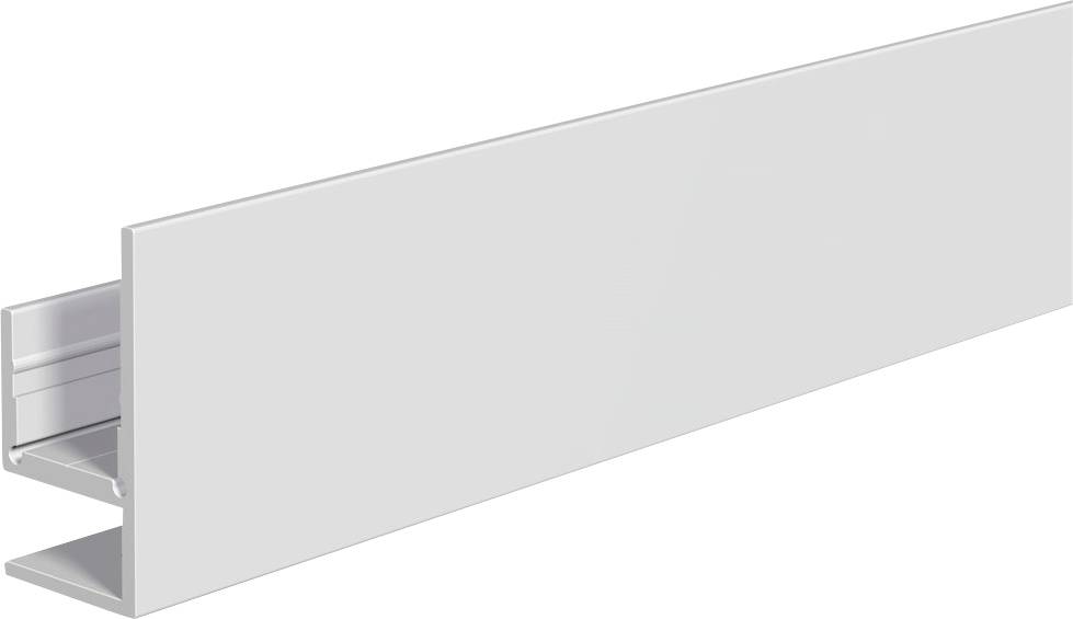Langer rechteckiger Metallkanal oder Träger mit flacher Frontplatte auf weißem Hintergrund.