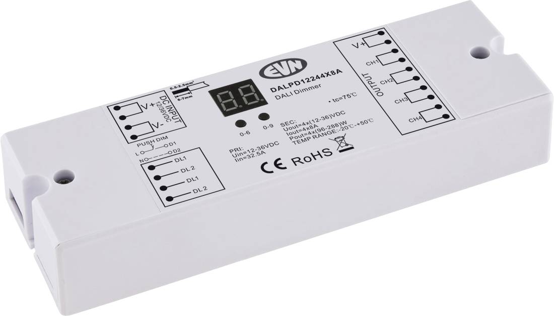 Weißes rechteckiges LED-Dimmer-Steuermodul mit Anschllussklemmen, digitaler Anzeige und CE/RoHS-Markierungen, im schrägen Winkel auf weißem Hintergrund dargestellt.