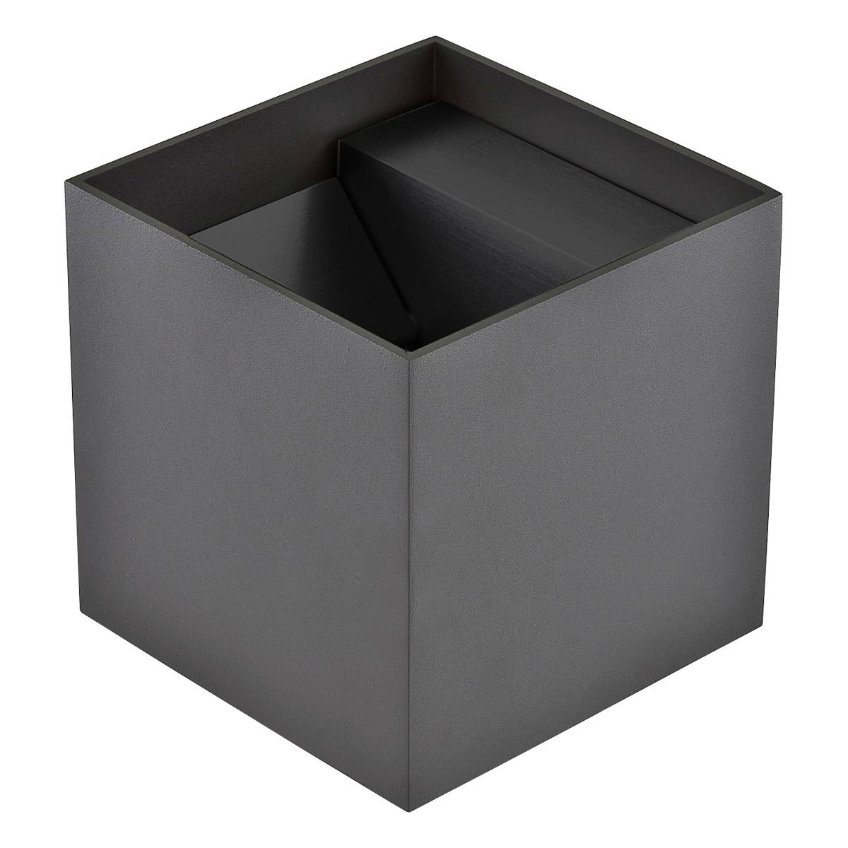 Ein eckiger, schwarzer Lampenschirm mit modernem Design. Er hat innen schräge Linien und wird oft an Wänden montiert, um Licht stilvoll zu streuen.