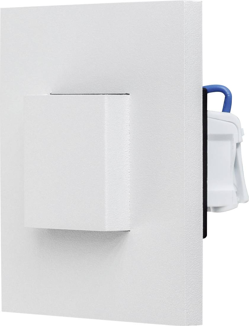 Nahaufnahme eines weißen, wandmontierten elektrischen Schalters oder einer Steckdose mit einem hervorstehenden blau-weißen Stecker auf der rechten Seite.