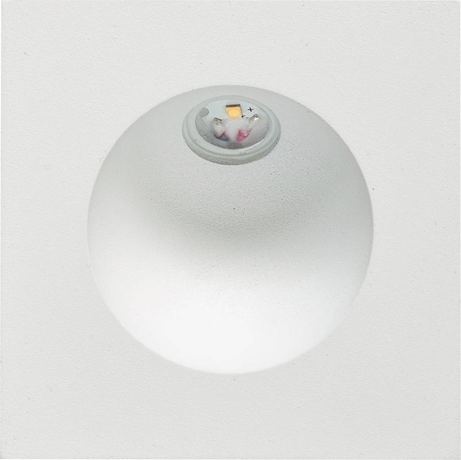 Runder Rauchmelder an weißer Decke montiert, mit kleinem Indikatorlicht und Testknopf in der Mitte. Sicherheitseinrichtung für Brandalarm.