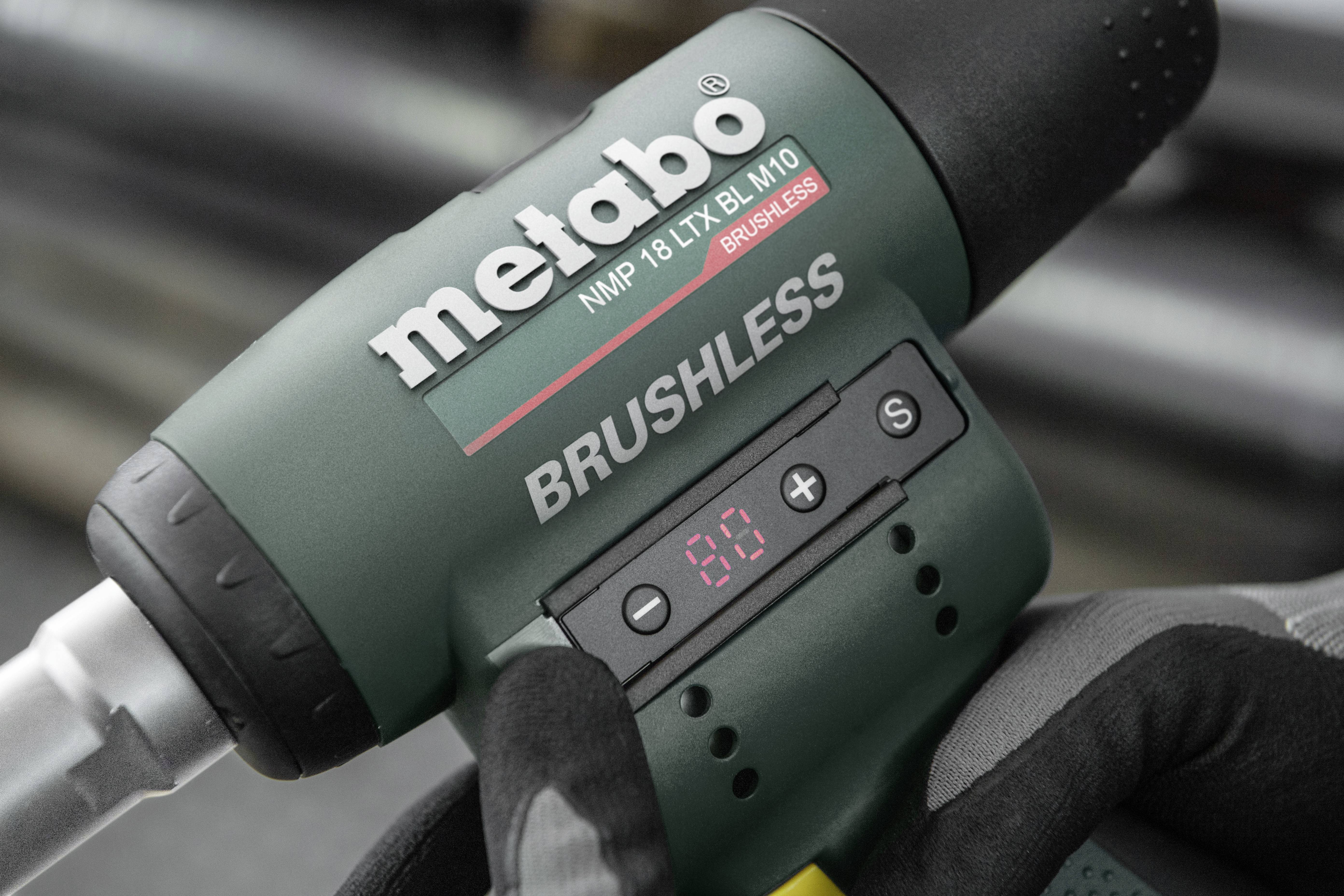 Eine Person hält einen Metabo-Akkuschrauber. Auf dem Display wird '80' angezeigt. Das Gerät ist bürstenlos und gehört zur Serie 'LTX BL'.