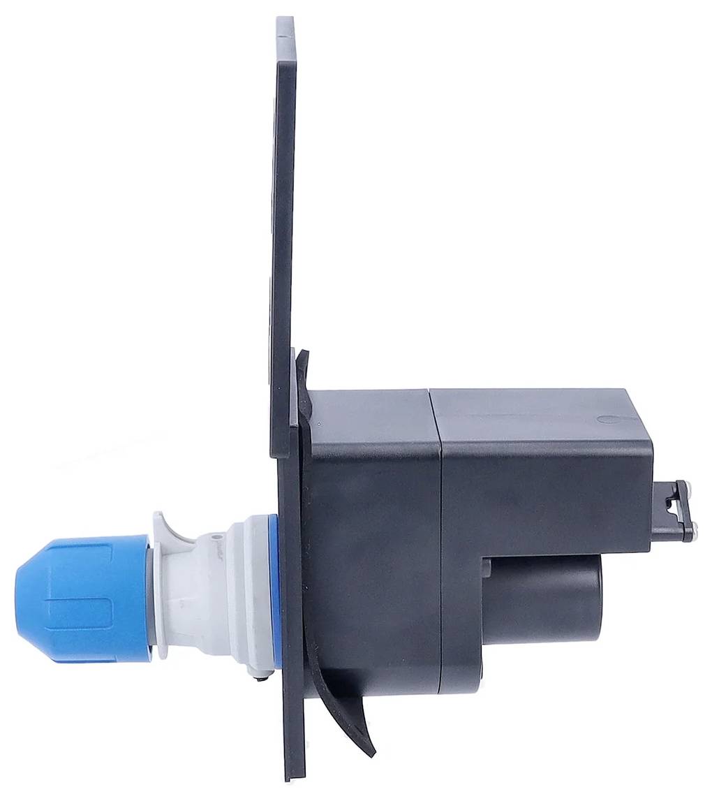 Blauer Industrie-Stecker durch ein schwarzes Wandpanel montiert, von der Seite auf weißem Hintergrund betrachtet.