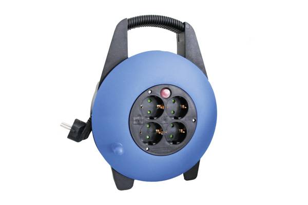 Ein blauer Stromkabelaufroller mit vier Steckdosen und einem schwarzen Kabel. Ideal für den Gebrauch in Werkstätten oder auf Baustellen.