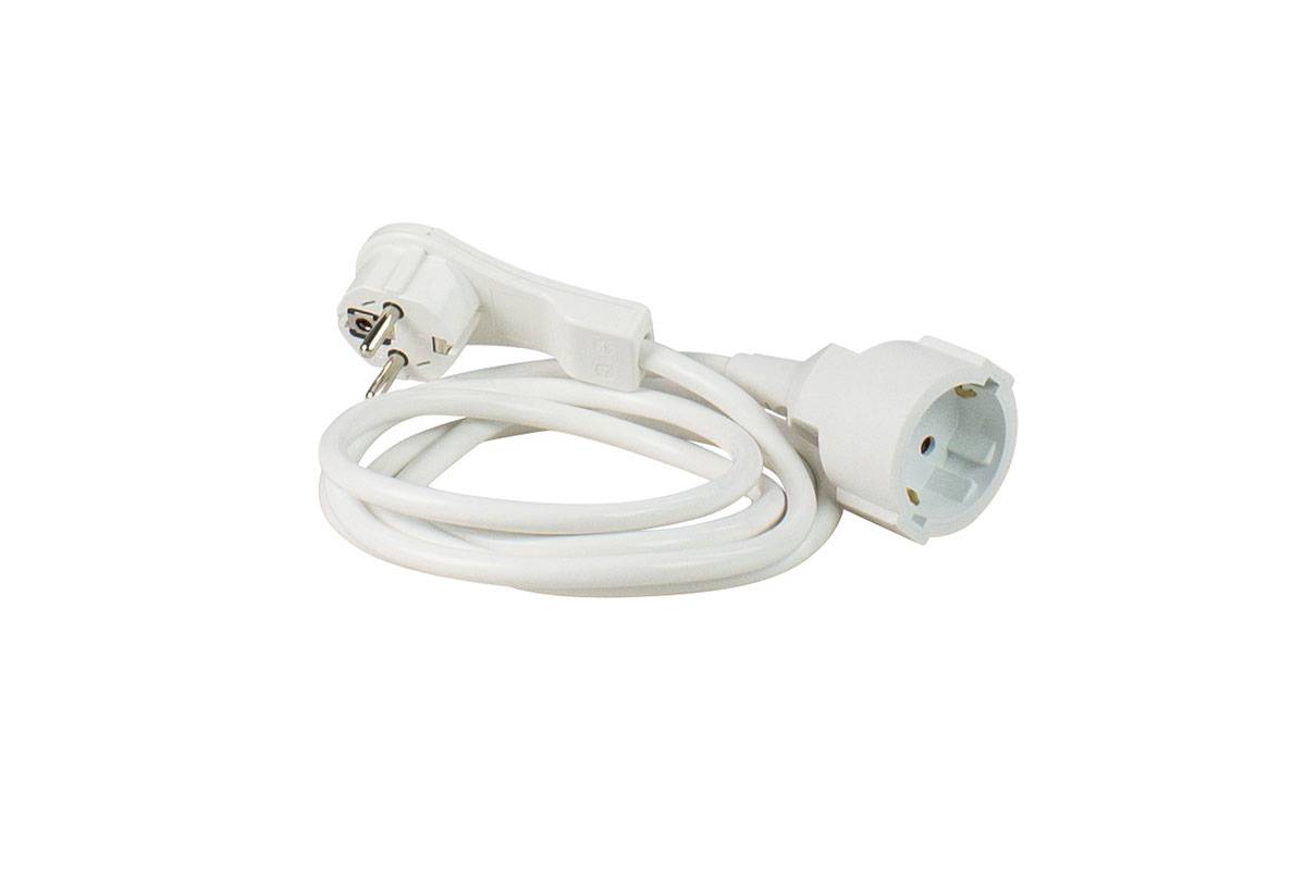 Ein weißes Verlängerungskabel mit Stecker und Kupplung, aufgerollt auf weißem Hintergrund.