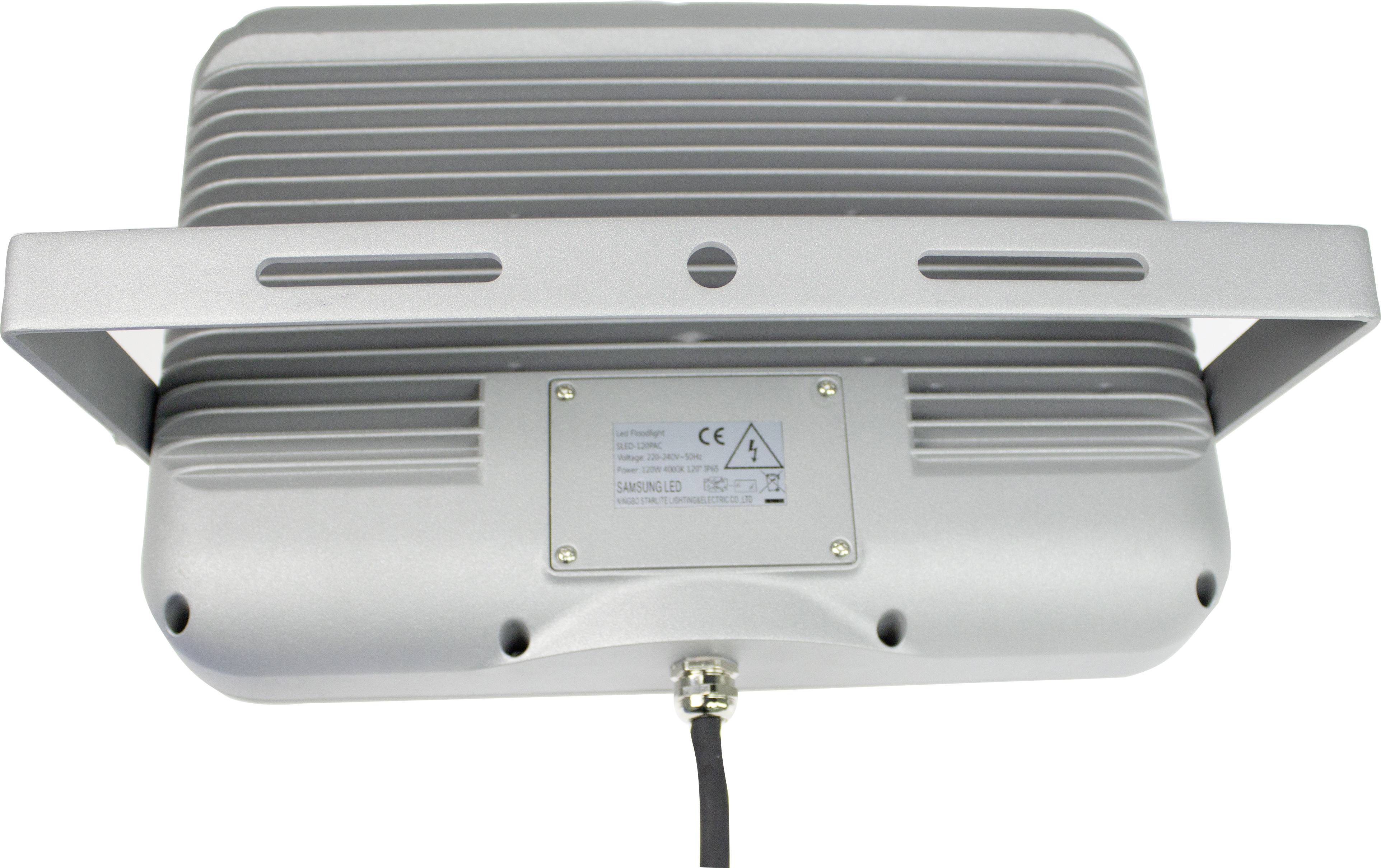 Ein silberner LED-Fluter, montiert an einer Halterung. Die Rückseite zeigt eine CE-Kennzeichnung und ein Anschlusskabel unten.
