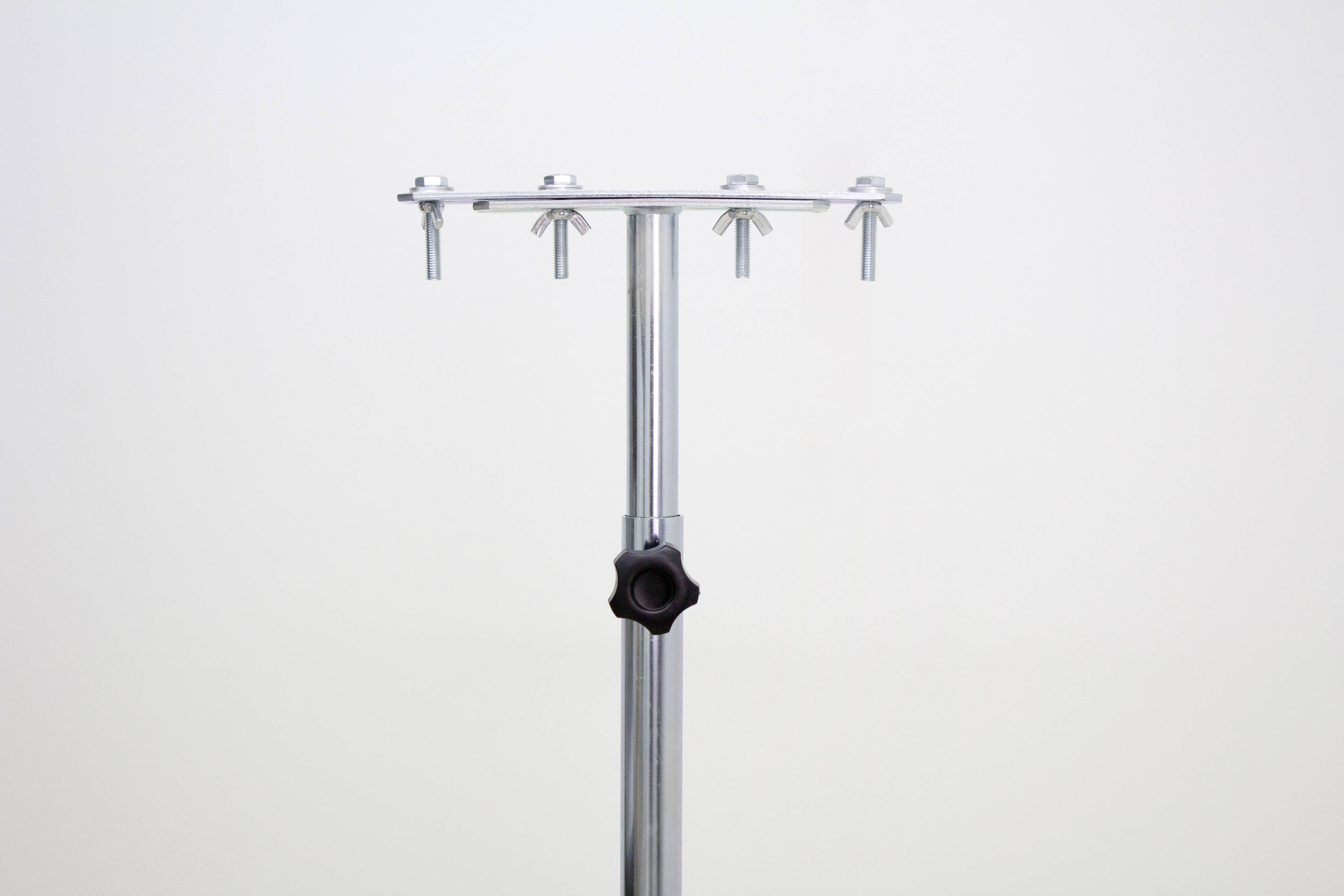 Ein silberner Infusionsständer mit vier Haken und einem schwarzen Verstellknopf in der Mitte, vor einem neutralen Hintergrund.