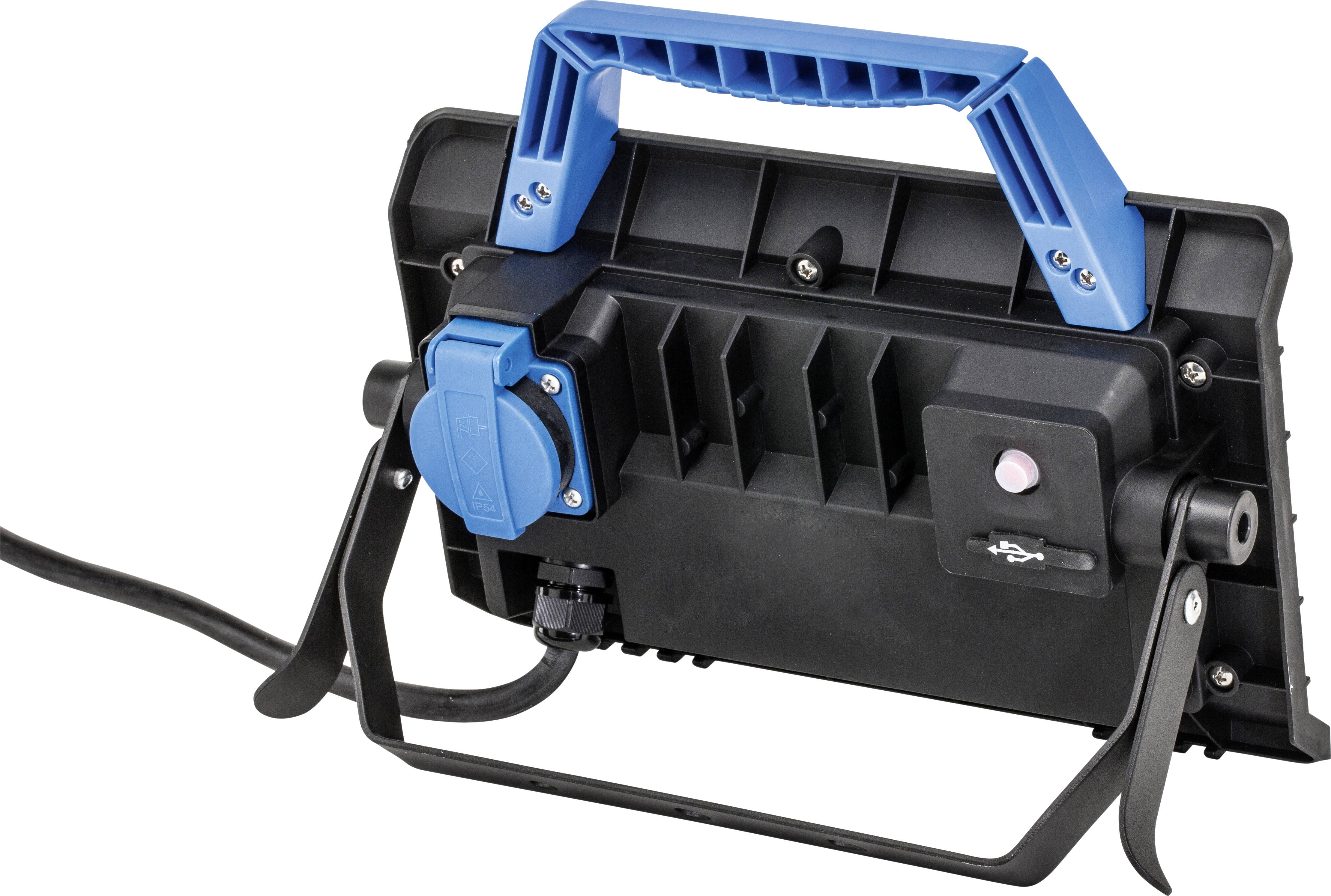 Ein tragbarer LED-Baustrahler mit blauem Handgriff und integriertem Stecker. Der Strahler ist schwarz und steht auf einem Haltebügel.