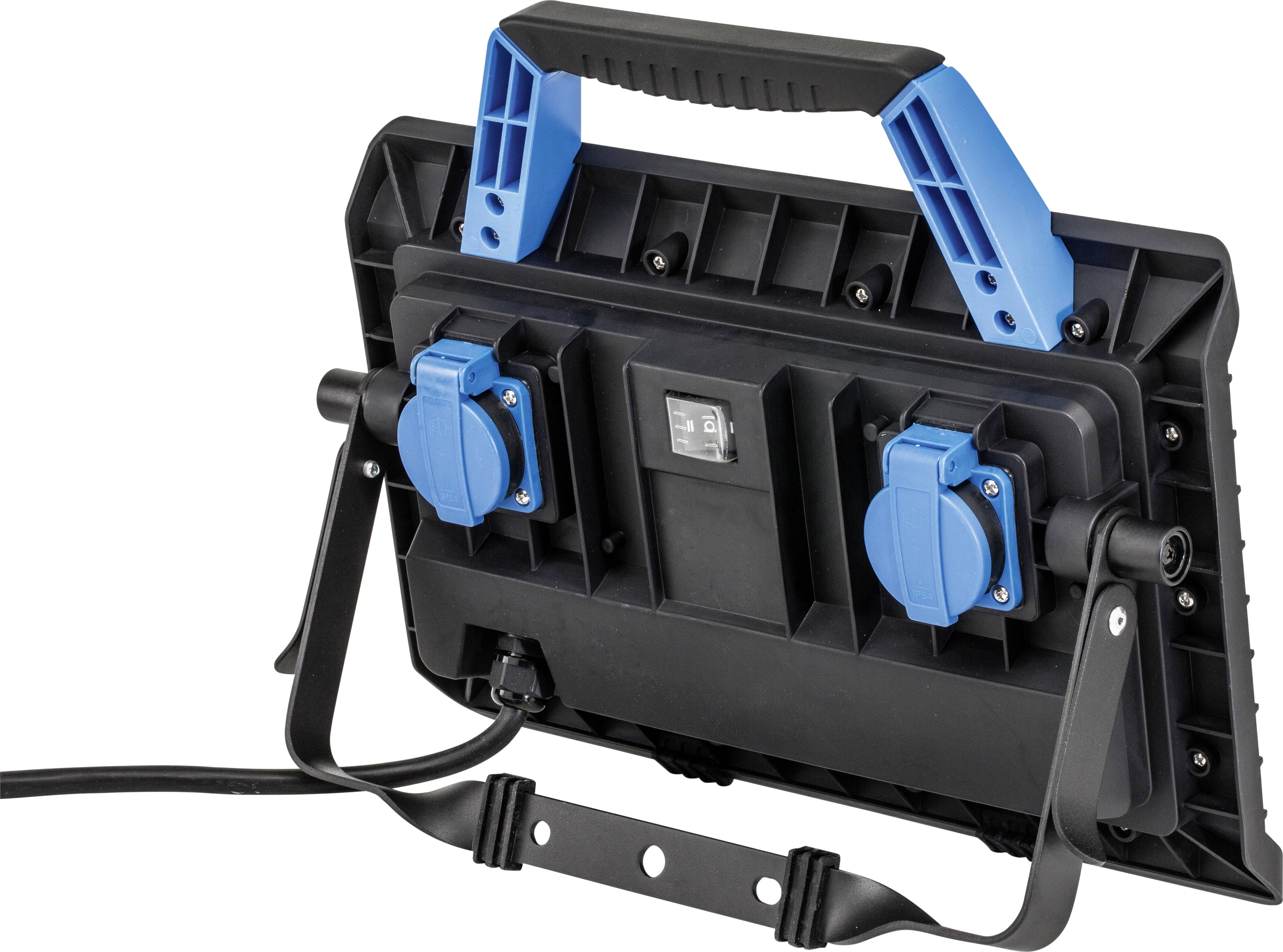 Ein schwarzer LED-Baustrahler mit blauen Elementen, zeigt die Rückseite mit einem stabilen Tragegriff und zwei Steckdosen.