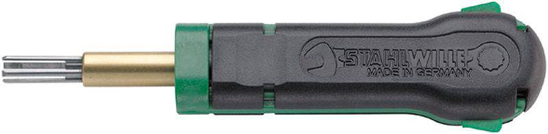 Ein schwarzer Drehmomentschlüssel mit grünen und goldenen Details, graviert mit 'STAHLWILLE MADE IN GERMANY', liegt horizontal.