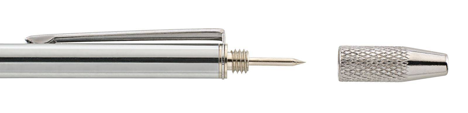 Silberner Kugelschreiber mit abgenommenem Deckel, auf weißen Hintergrund dargestellt.