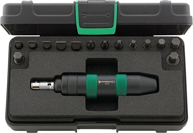 Ein Schraubendreher-Set in einem schwarzen Kunststoffkoffer. Der Schraubendreher und verschiedene Aufsätze sind ordentlich angeordnet.