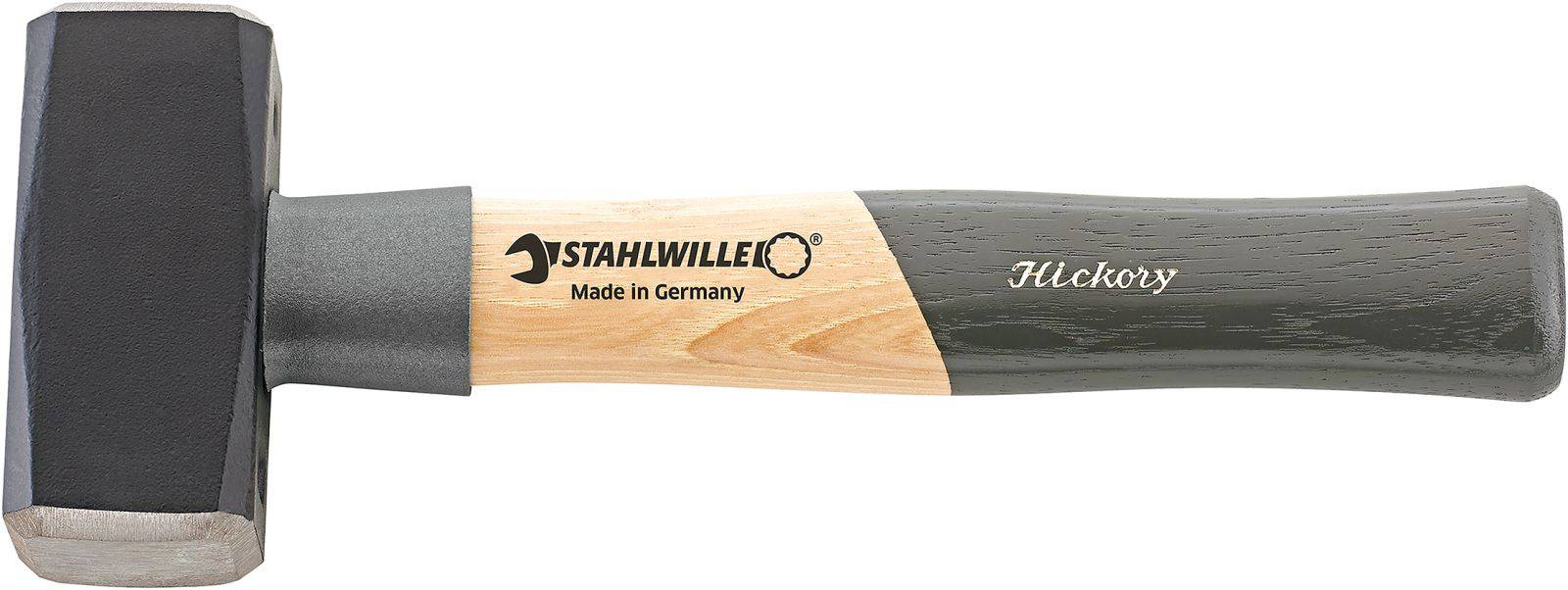 Ein Hammer mit Holzgriff und schwarzem Kopf. Auf dem Griff stehen 'Stahlwille Made in Germany' und 'Hickory'.