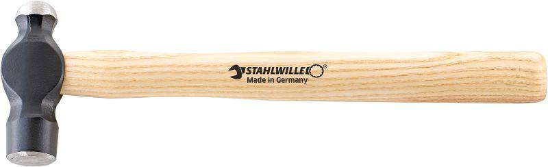 Ein Hammer mit Holzgriff und schwarzem Kopf. Auf dem Griff steht 'STAHLWILLE Made in Germany'.