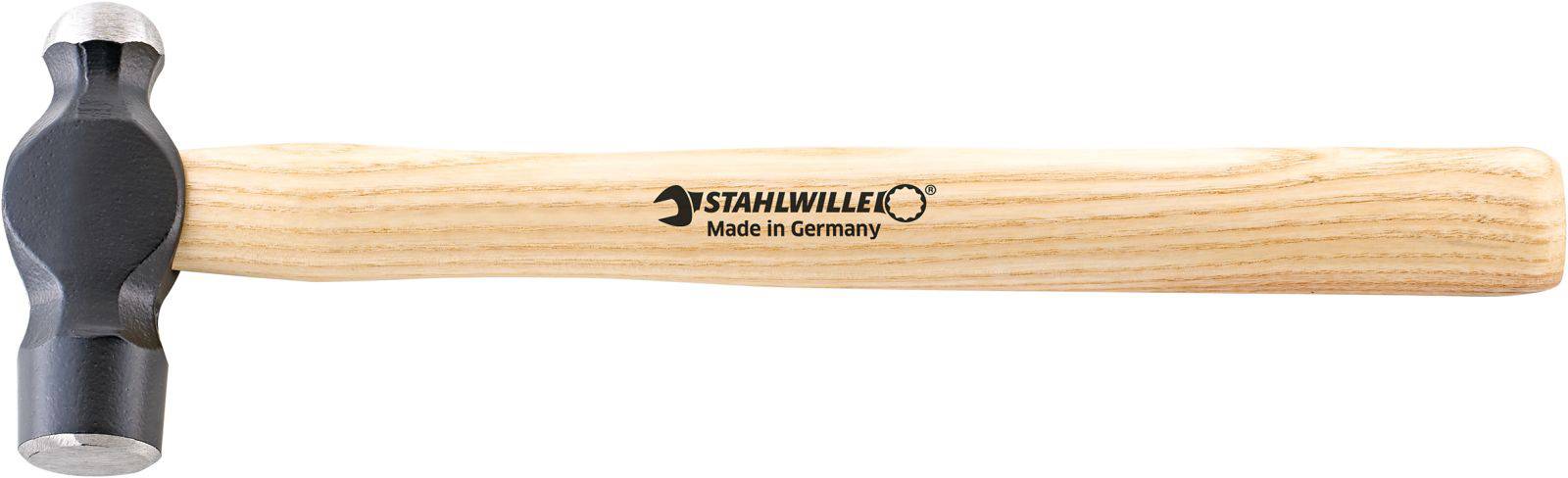 Ein Hammer mit schwarzem Metallkopf und hellem Holzgriff. Auf dem Griff steht 'Stahlwille Made in Germany'.