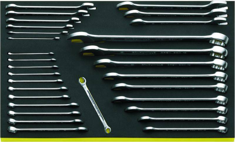 Ein Satz von 25 Gabelschlüsseln verschiedener Größe, ordentlich auf einer Werkzeugtafel angeordnet, von klein nach groß sortiert.
