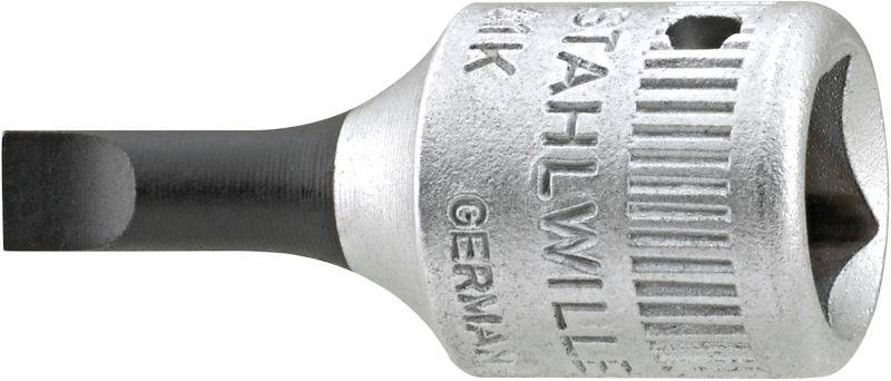 Nahaufnahme eines silbernen Schraubendrehereinsatzes mit schwarzem Schlitzkopf. Auf dem Metallkörper steht 'STAHLWILLE'.