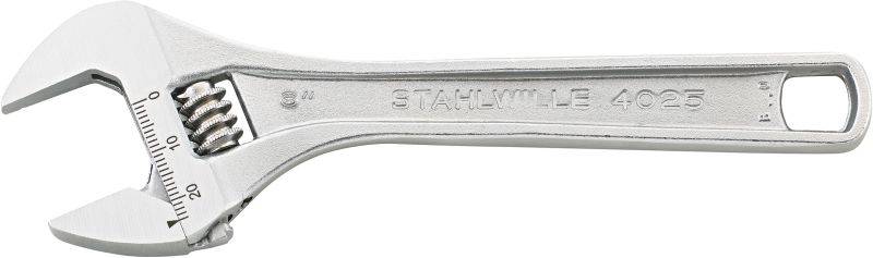 Verstellbarer Schraubenschlüssel aus Metall, Seitenansicht. Gravur 'STAHLWILLE 4025' sichtbar. Skala zur genauen Einstellung.
